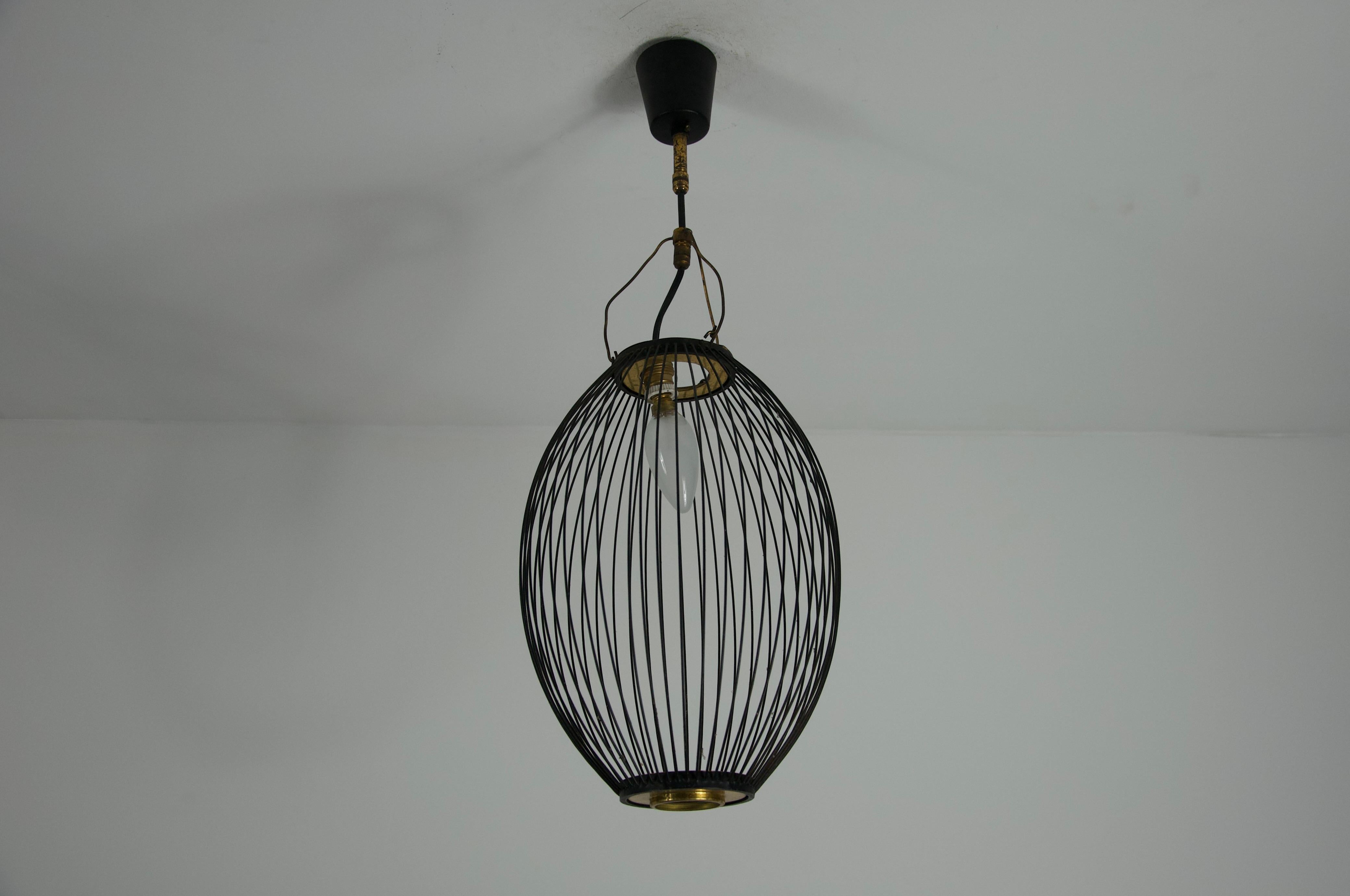 Paire de lampes suspendues en laiton et métal du milieu du siècle, Italie, années 1960 en vente 7