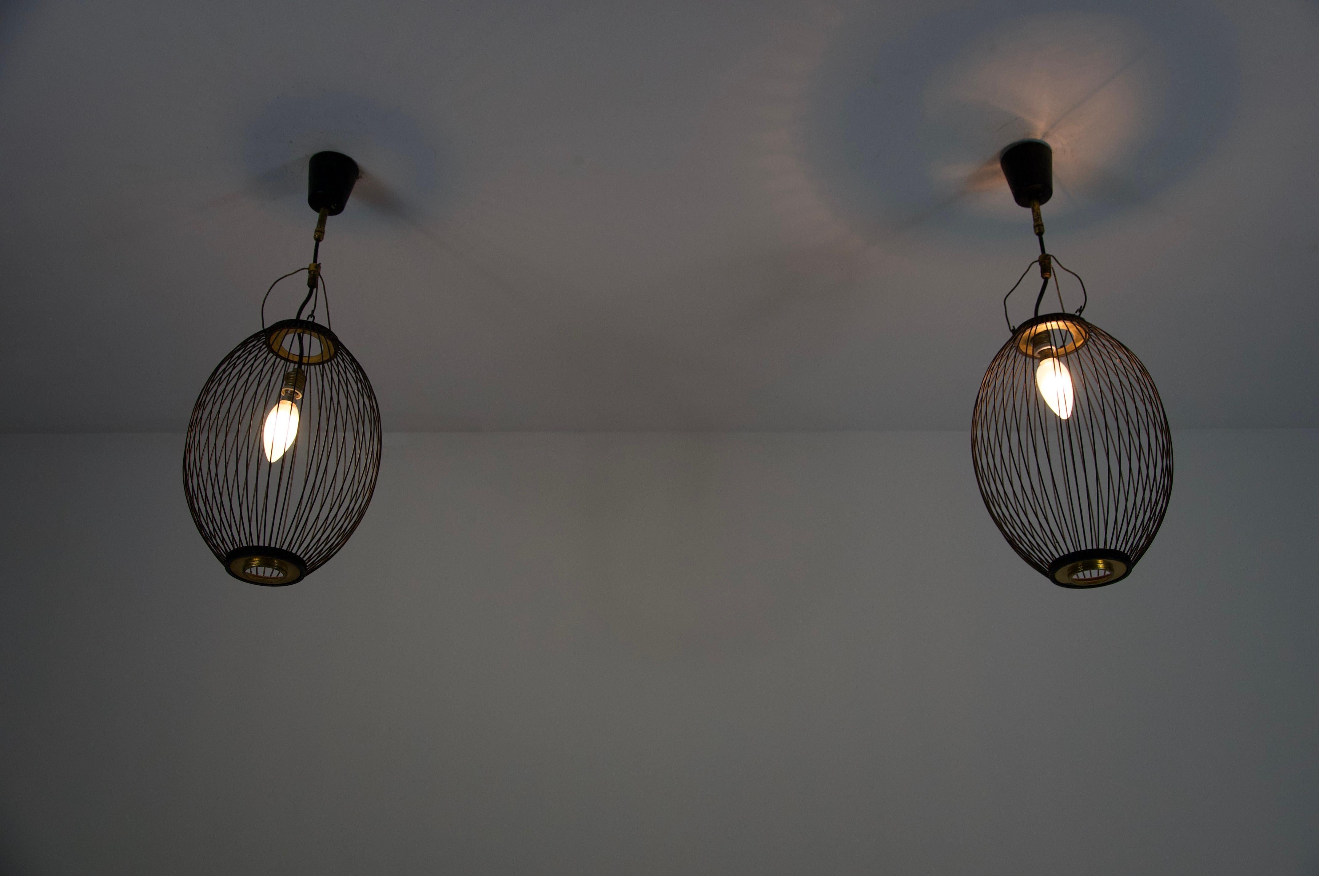 Mid-Century Modern Paire de lampes suspendues en laiton et métal du milieu du siècle, Italie, années 1960 en vente