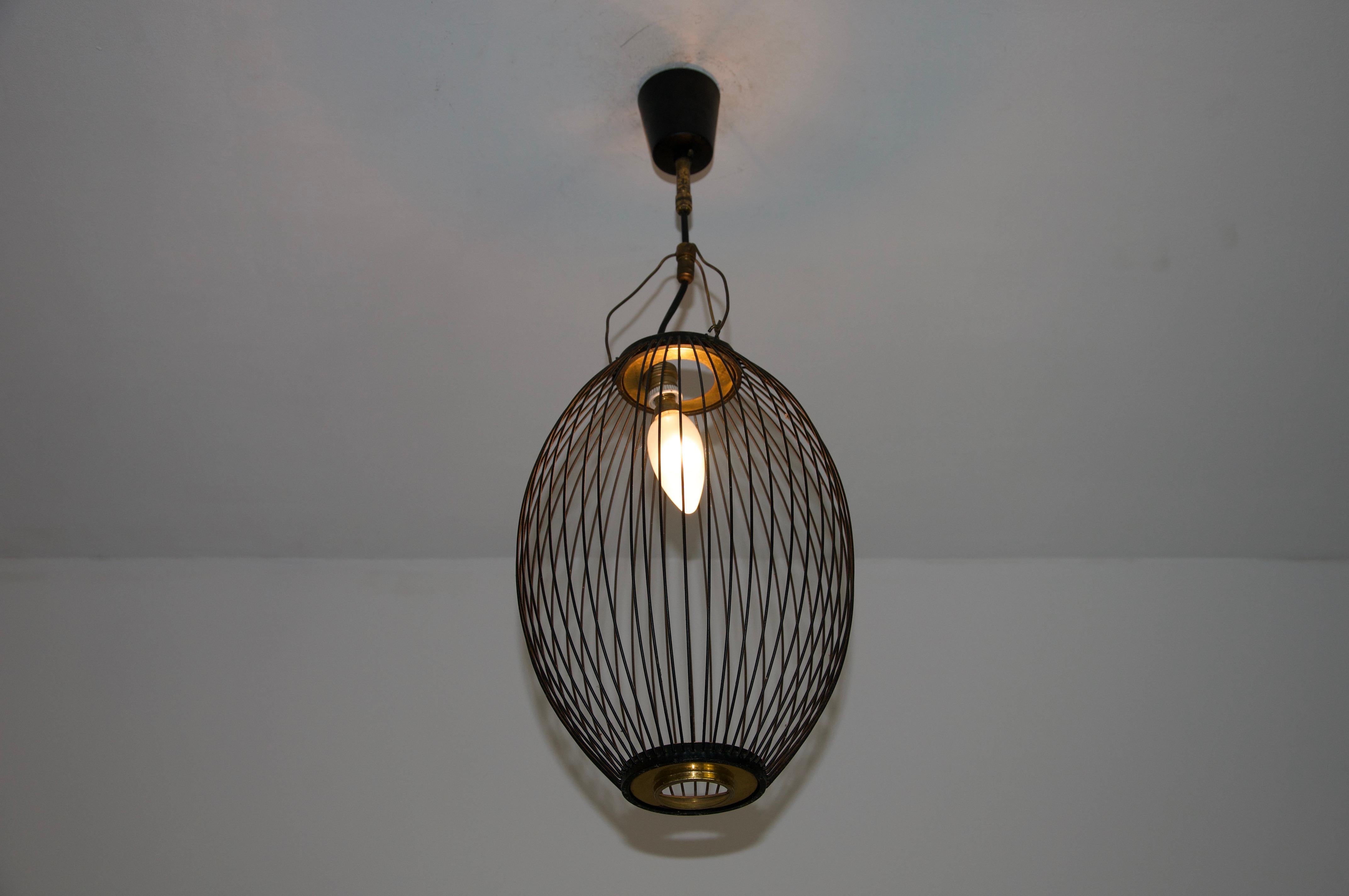 italien Paire de lampes suspendues en laiton et métal du milieu du siècle, Italie, années 1960 en vente