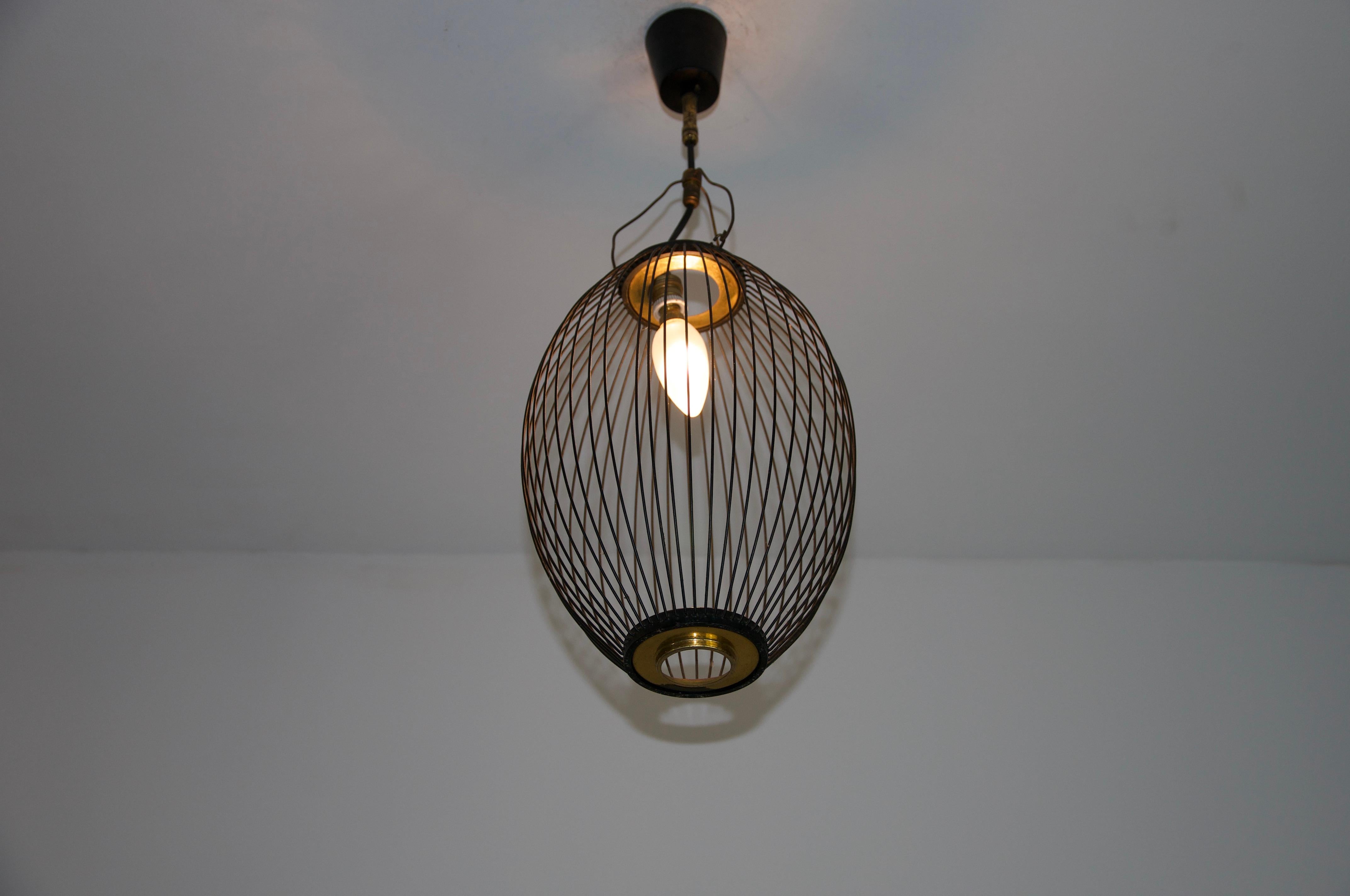 Milieu du XXe siècle Paire de lampes suspendues en laiton et métal du milieu du siècle, Italie, années 1960 en vente