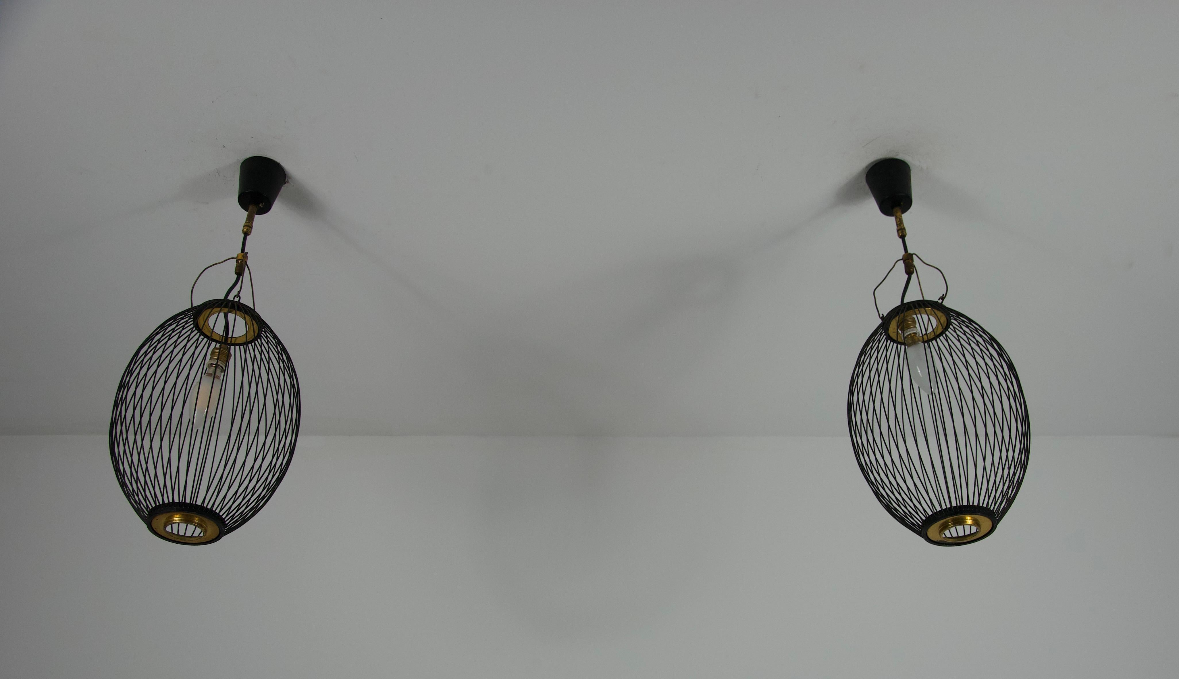 Métal Paire de lampes suspendues en laiton et métal du milieu du siècle, Italie, années 1960 en vente