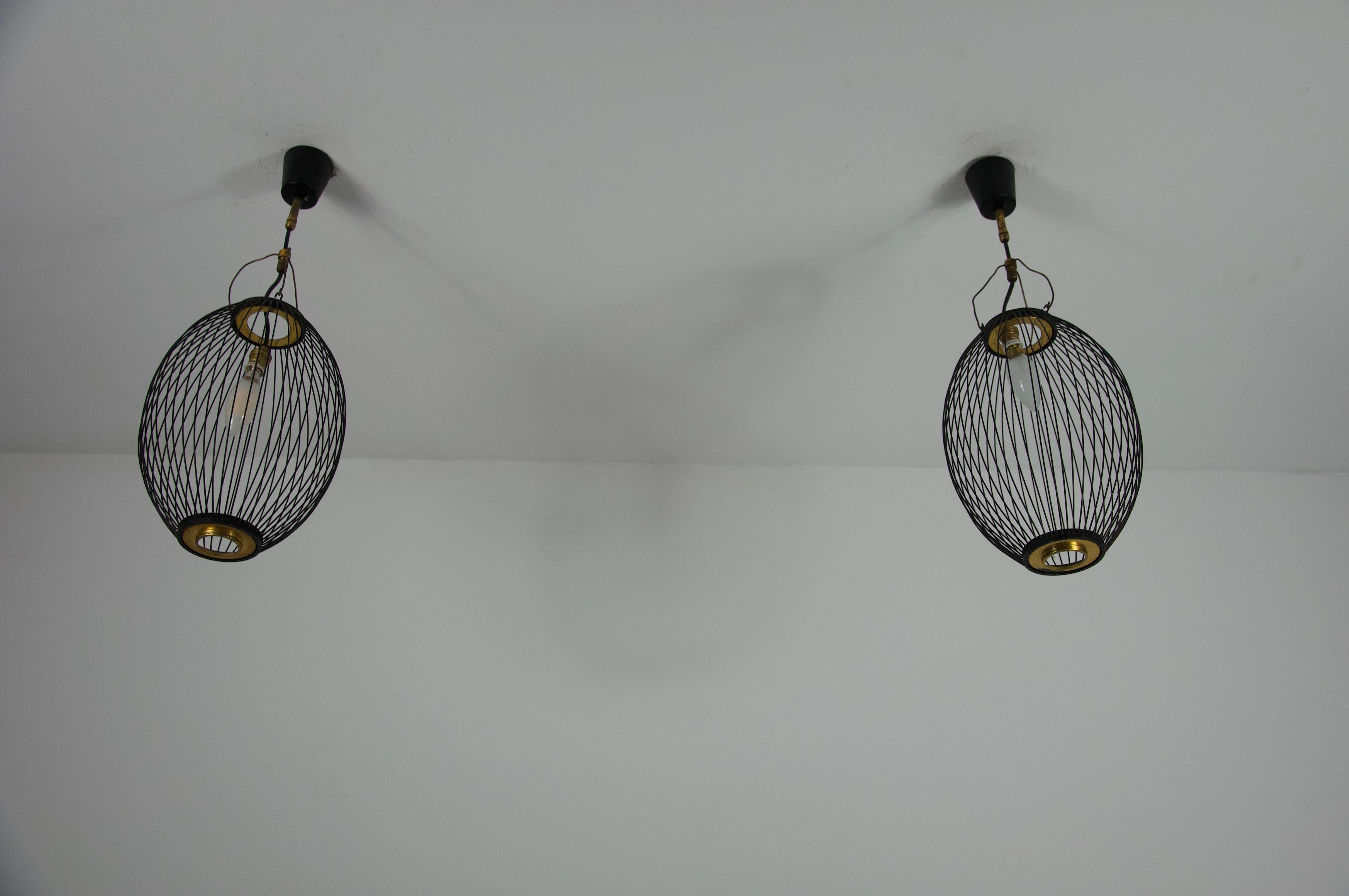Paire de lampes suspendues en laiton et métal du milieu du siècle, Italie, années 1960 en vente 1