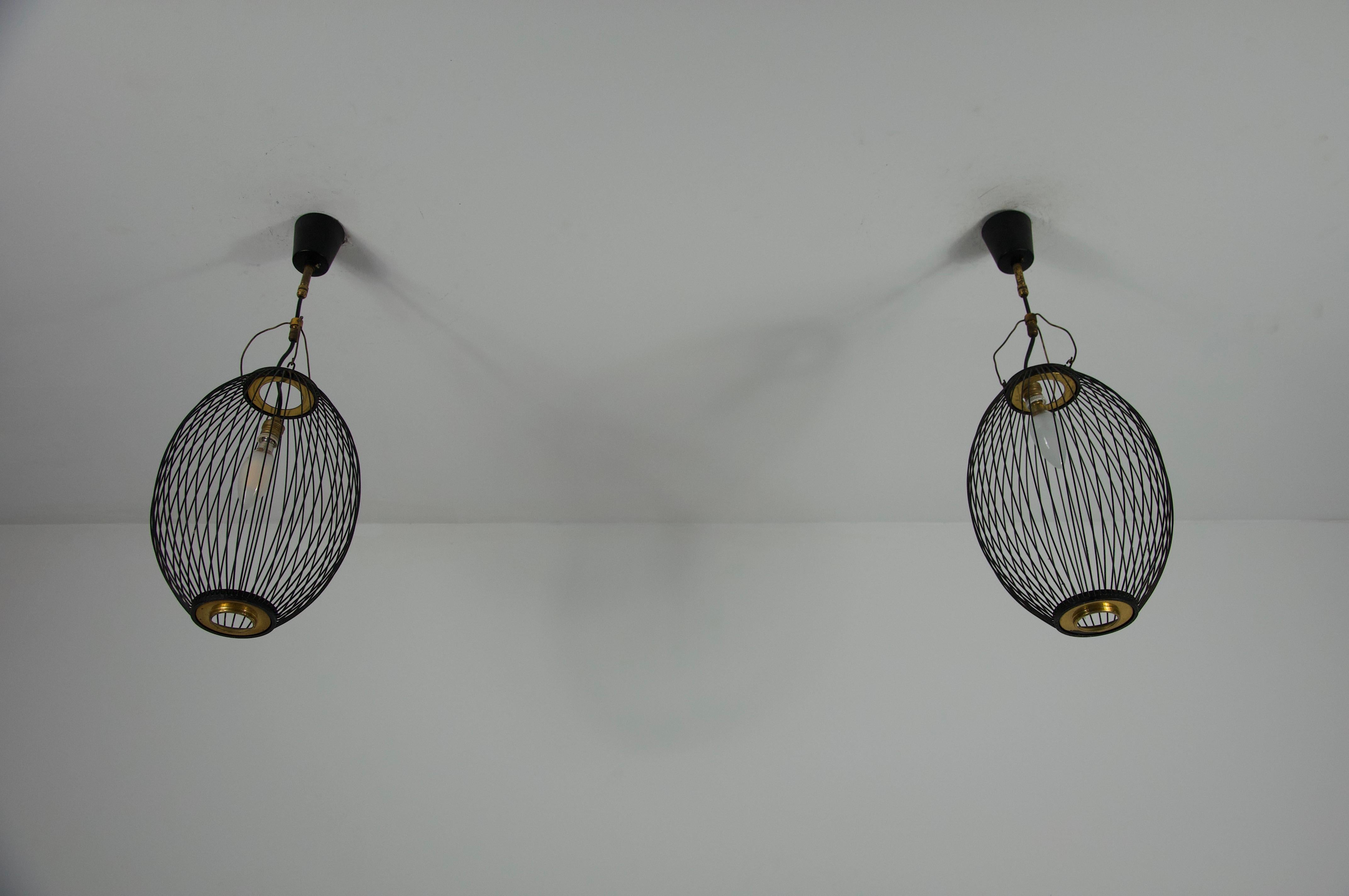 Paire de lampes suspendues en laiton et métal du milieu du siècle, Italie, années 1960 en vente 2