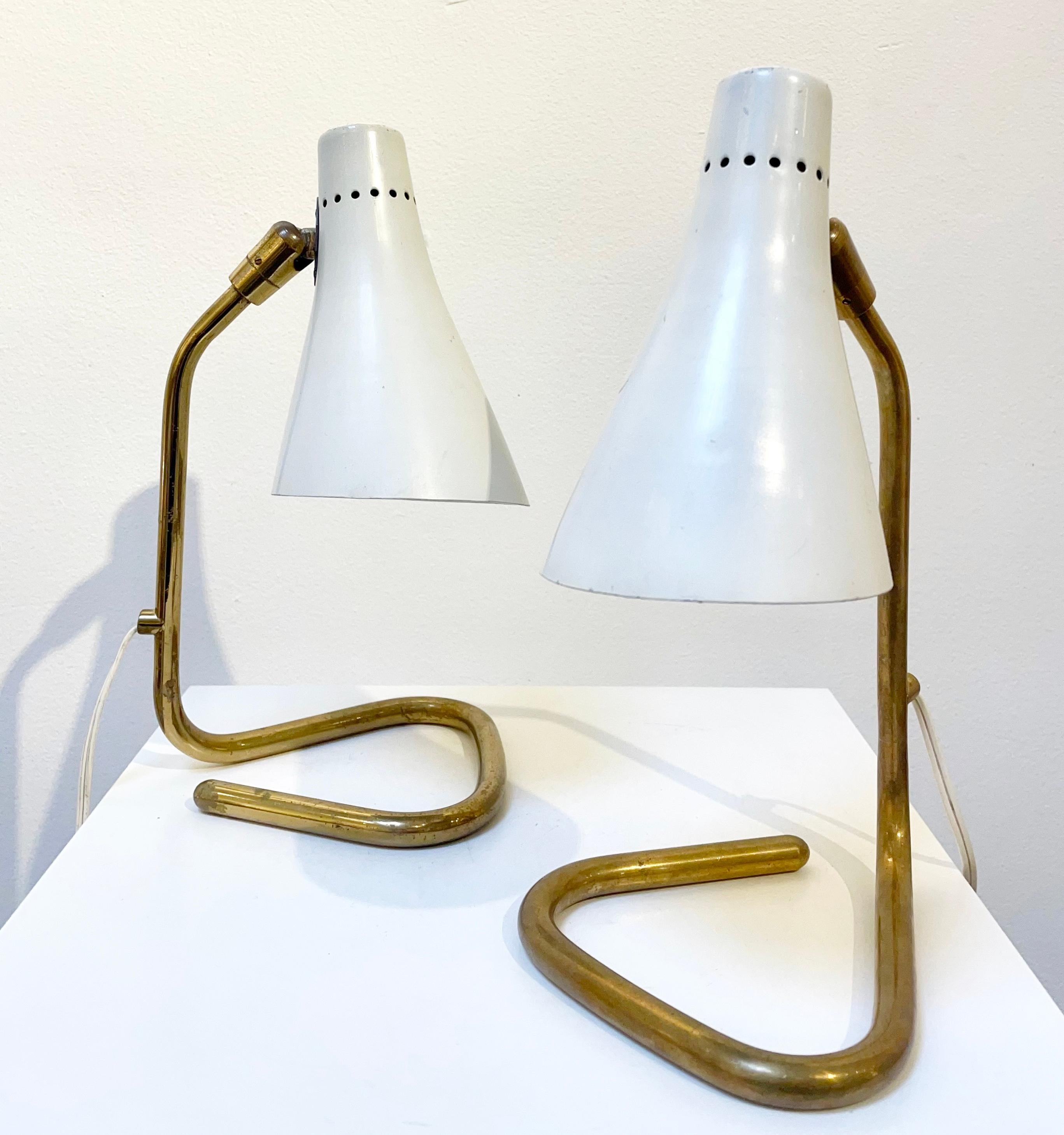 Paar modulierbare Tischlampen aus weißem Messing und Metall von Guiseppe Ostuni aus der Mitte des Jahrhunderts - Italien 1950er Jahre.
