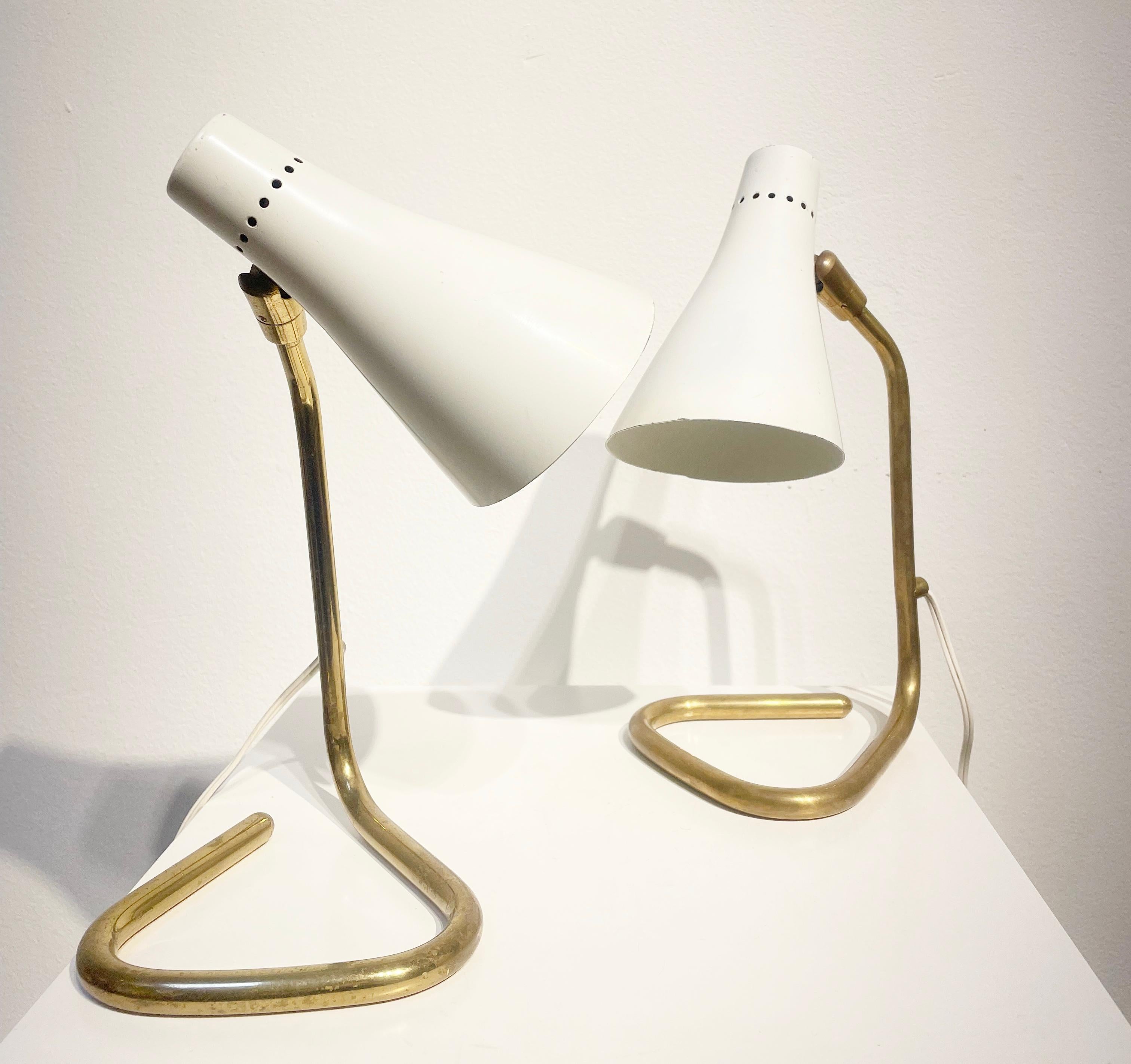 Italian Pair of Mid-Century Brass and Metal Table Lamps by Guiseppe Ostuni, Italy 1950s For Sale