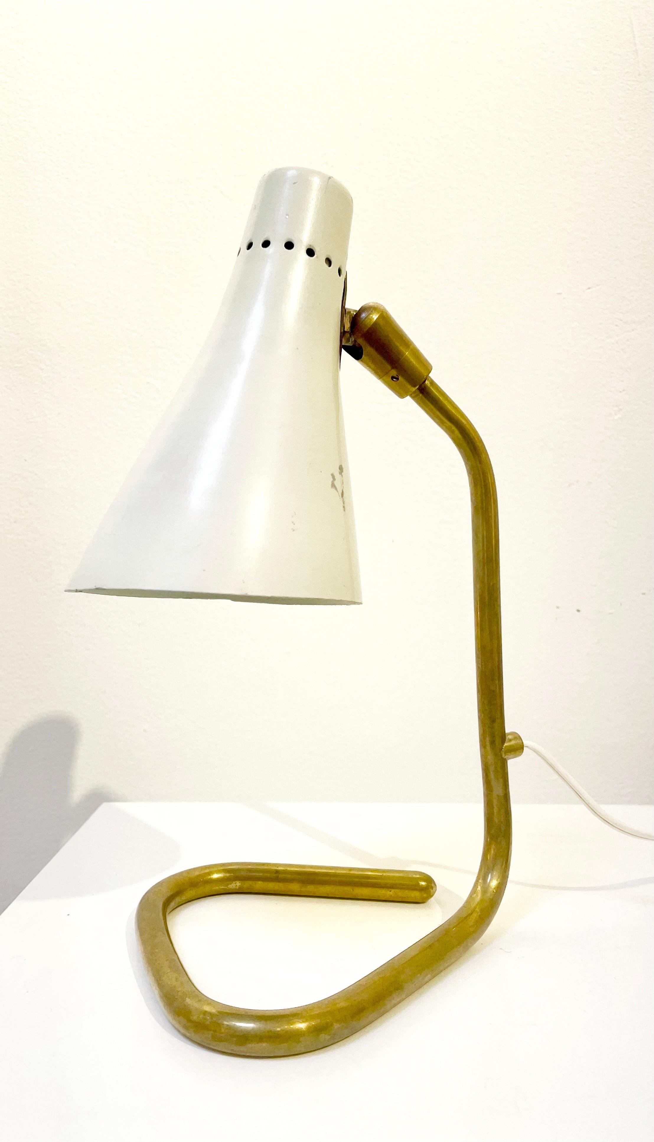 Mid-Century-Tischlampen aus Messing und Metall von Guiseppe Ostuni, Italien 1950er Jahre, Paar im Angebot 1