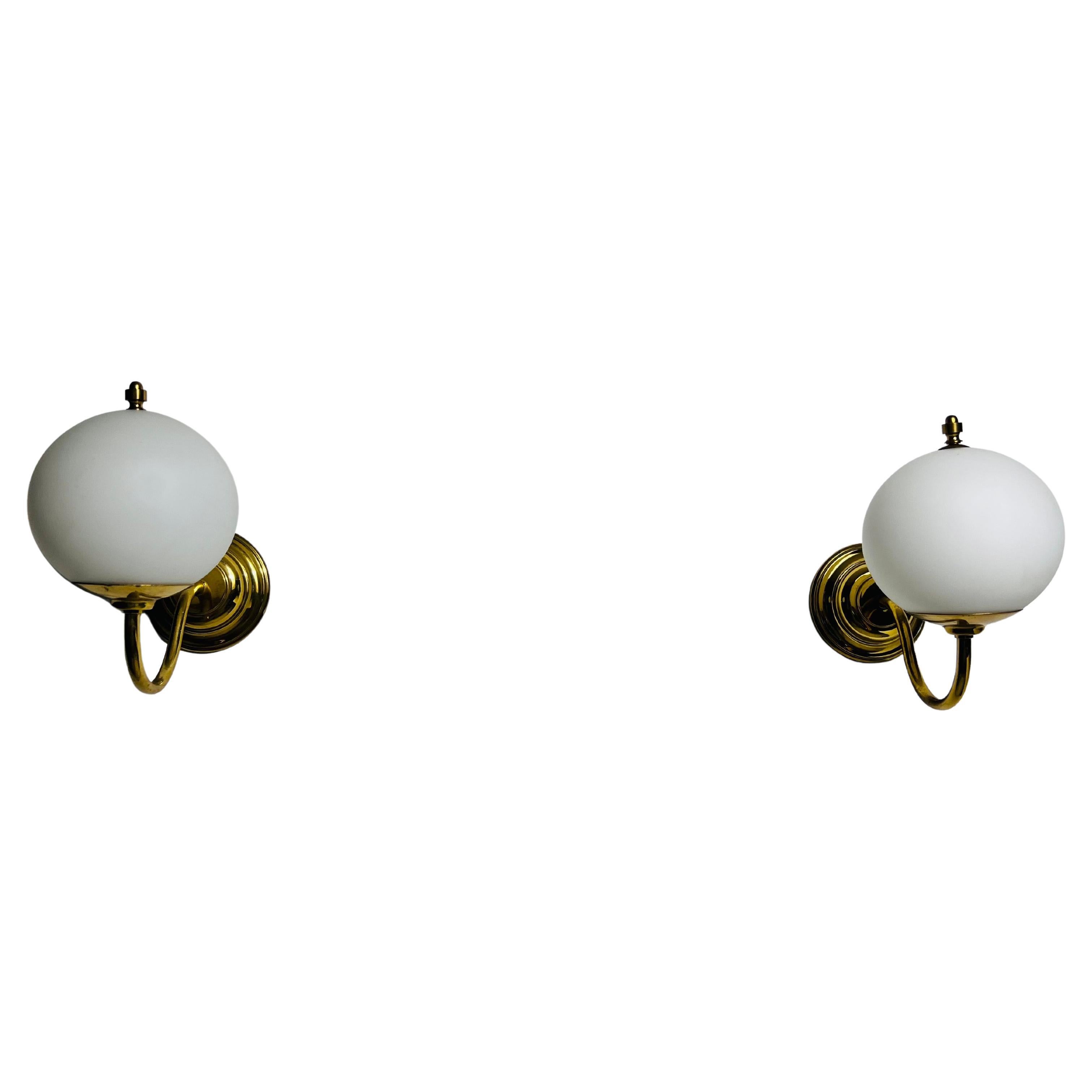 Coppia di lampade da parete di metà secolo in ottone e vetro opalino, Italia, anni '60