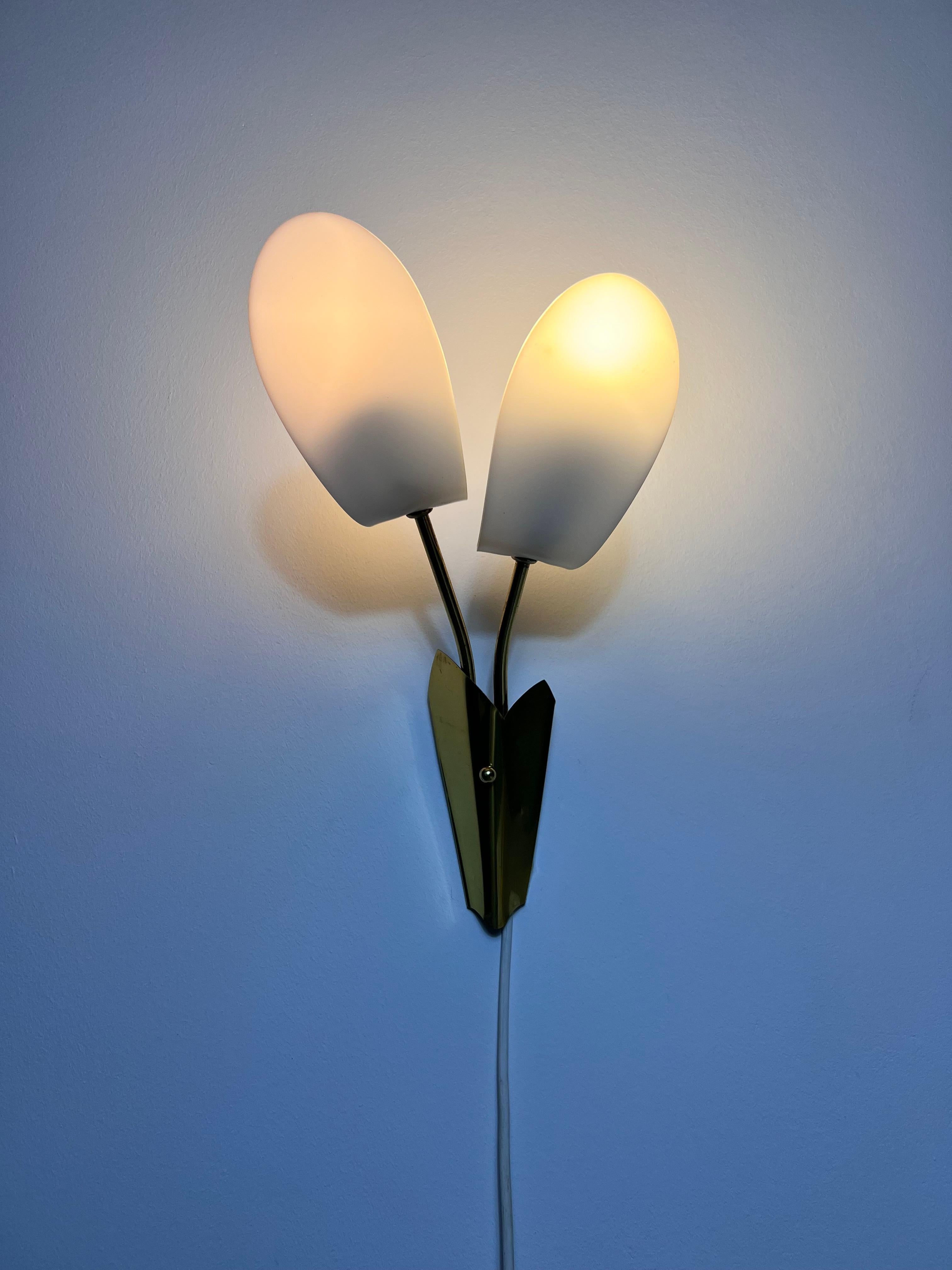 Pair of Mid-Century Brass and Plexi Glass Wall Lamps, Italy, 1960s For Sale 5