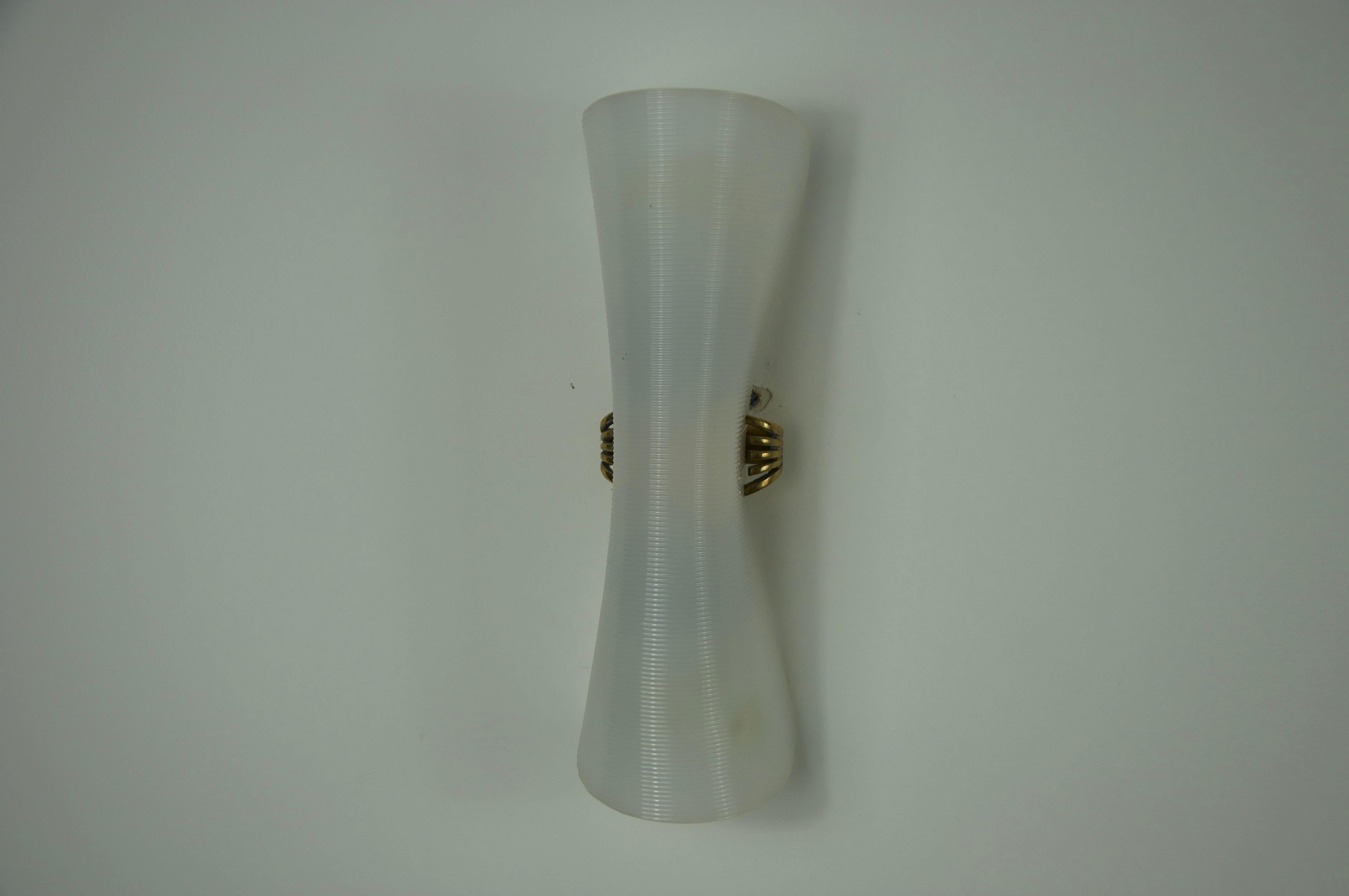 Paire d'appliques en laiton et verre plexi du milieu du siècle, Italie, années 1960 en vente 4