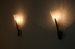 Pareja de apliques de latón y cristal plexi de mediados de siglo, Italia, años 60