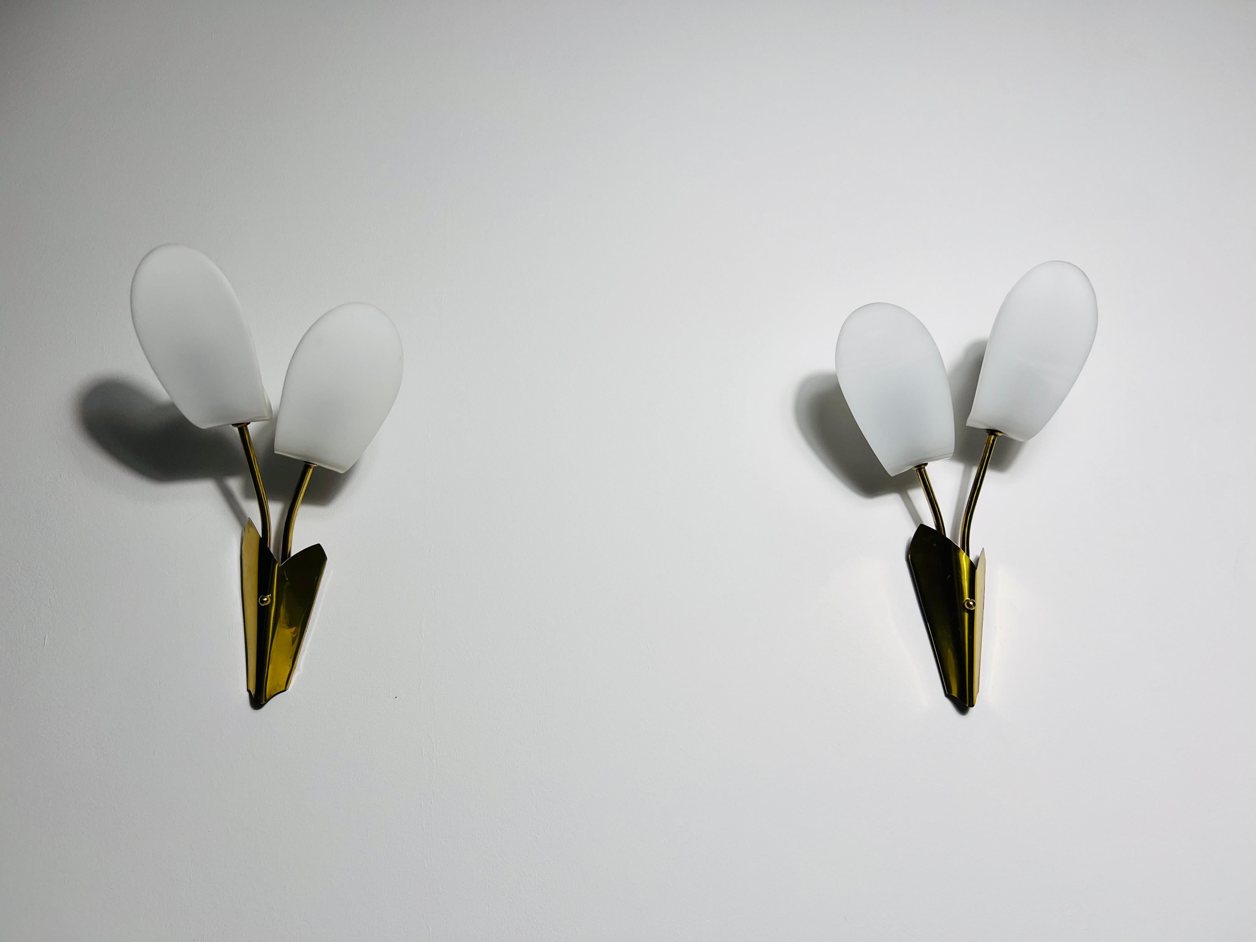 Mid-Century Modern Pair of Mid-Century Brass and Plexi Glass Wall Lamps, Italy, 1960s For Sale