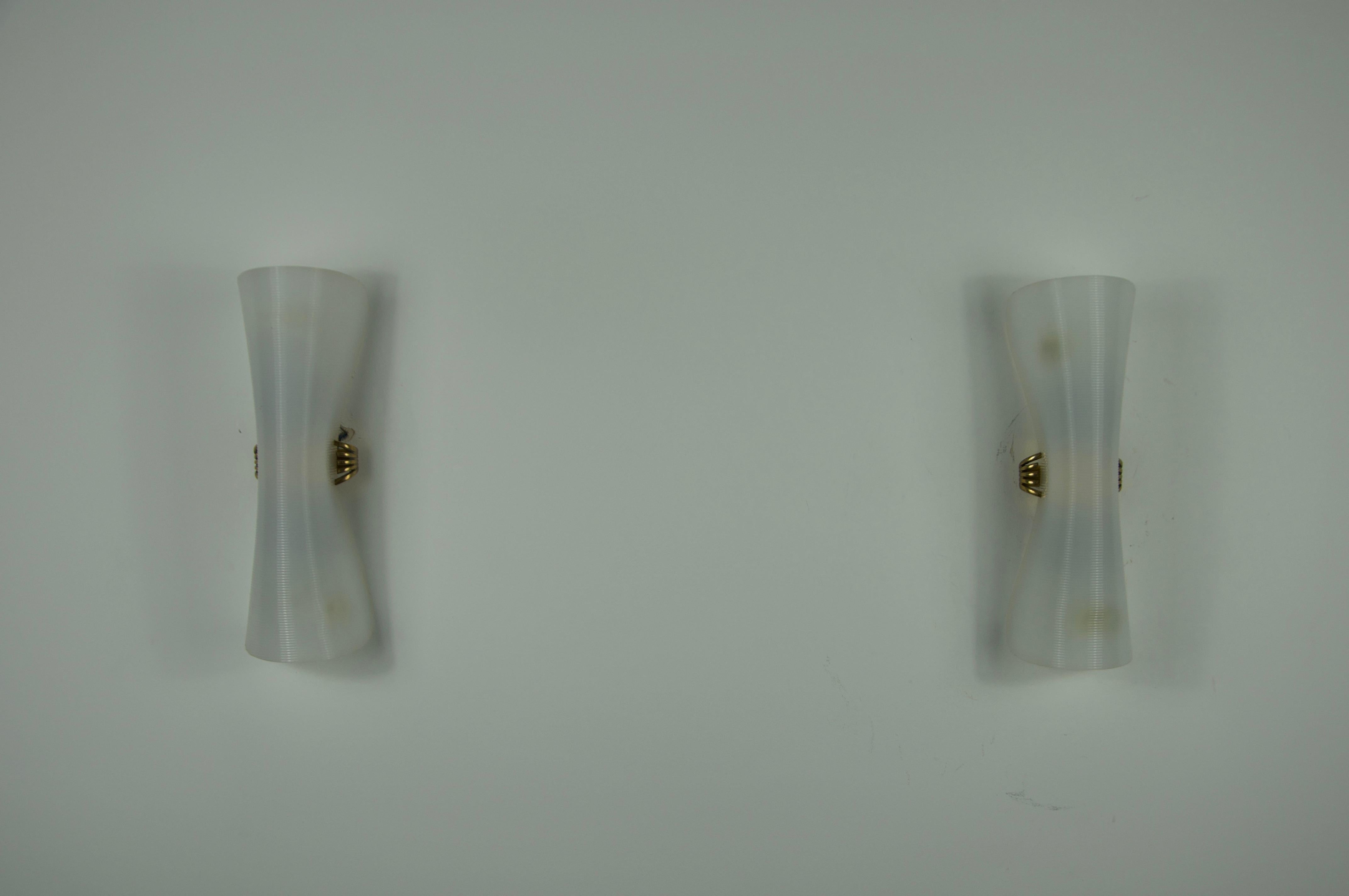 Mid-Century Modern Paire d'appliques en laiton et verre plexi du milieu du siècle, Italie, années 1960 en vente