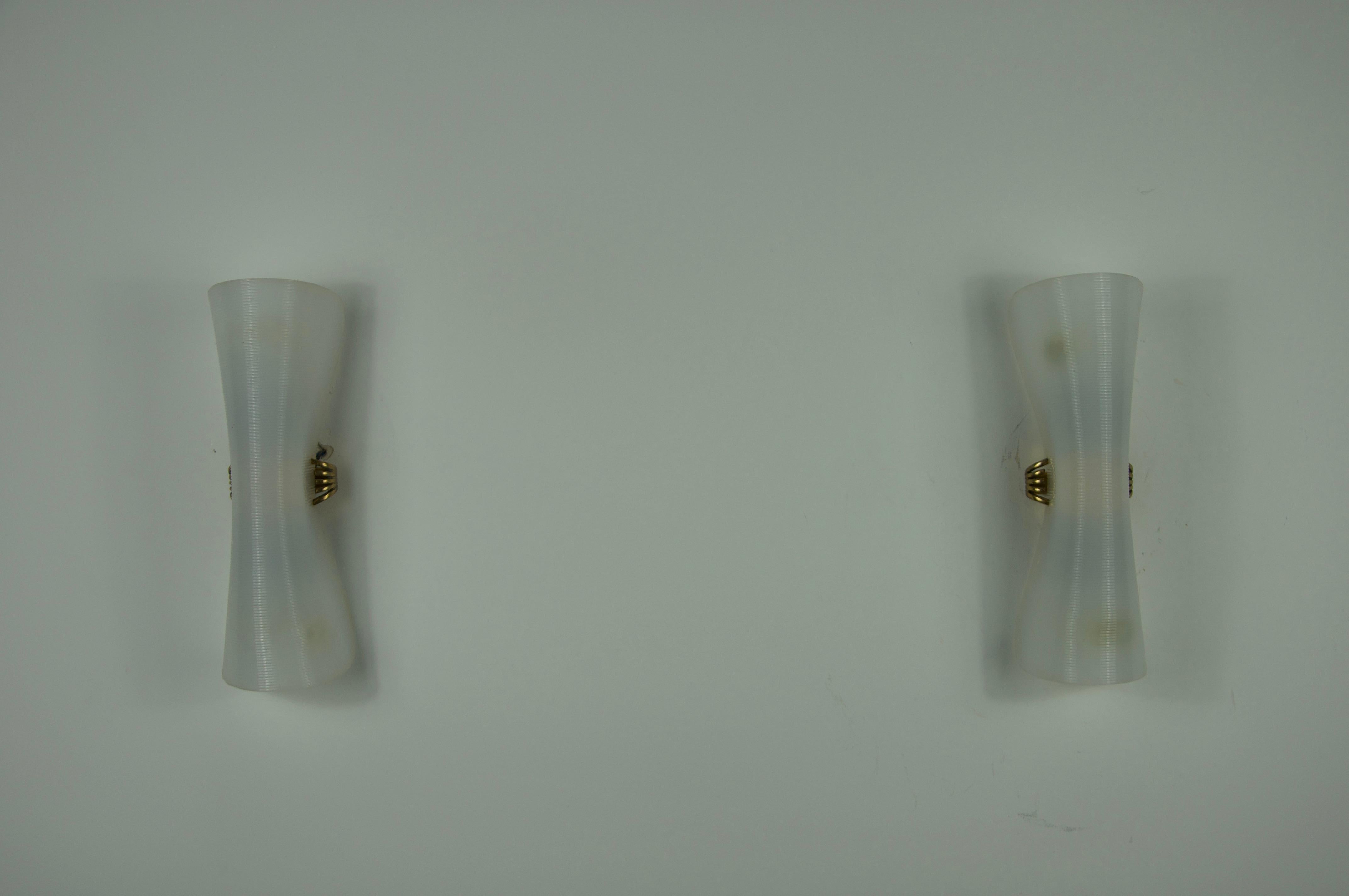 italien Paire d'appliques en laiton et verre plexi du milieu du siècle, Italie, années 1960 en vente