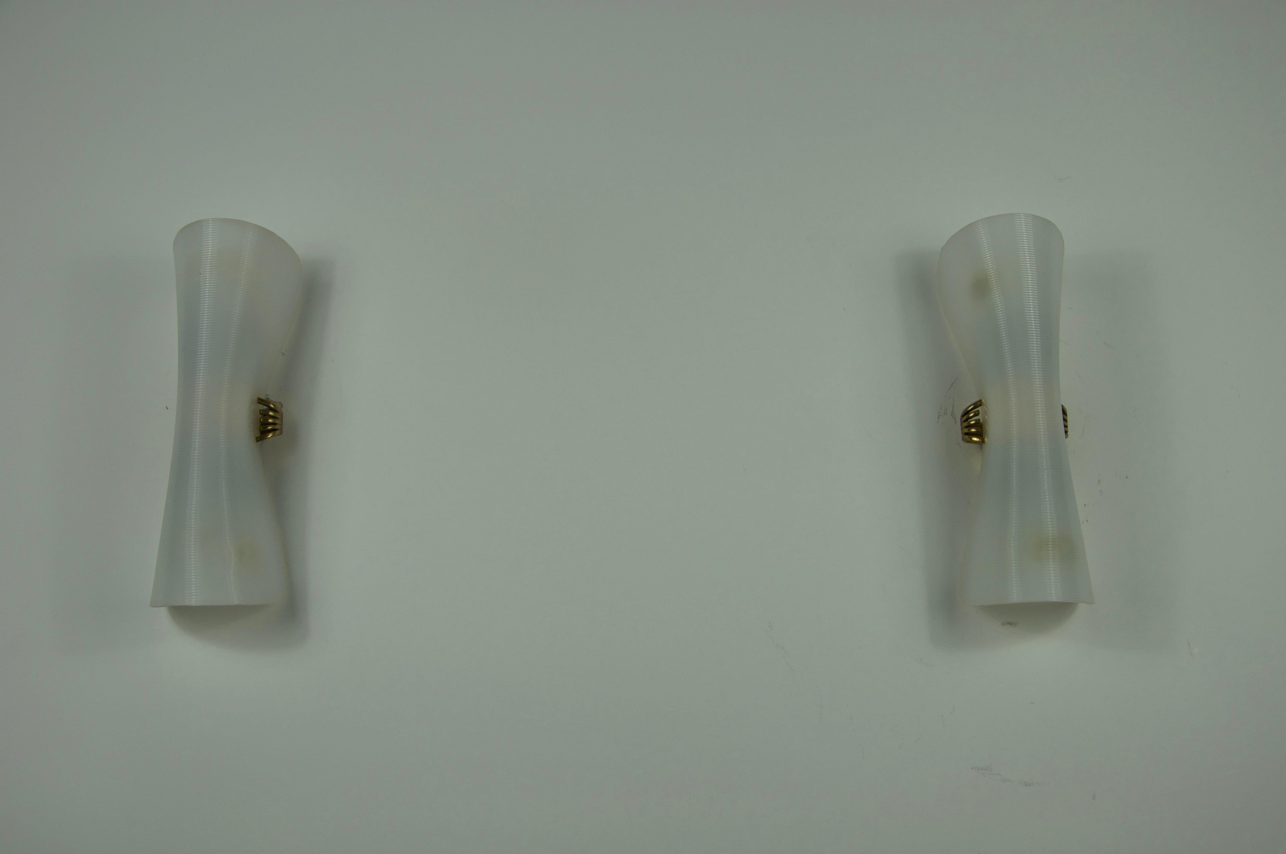 Paire d'appliques en laiton et verre plexi du milieu du siècle, Italie, années 1960 État moyen - En vente à Hagenbach, DE