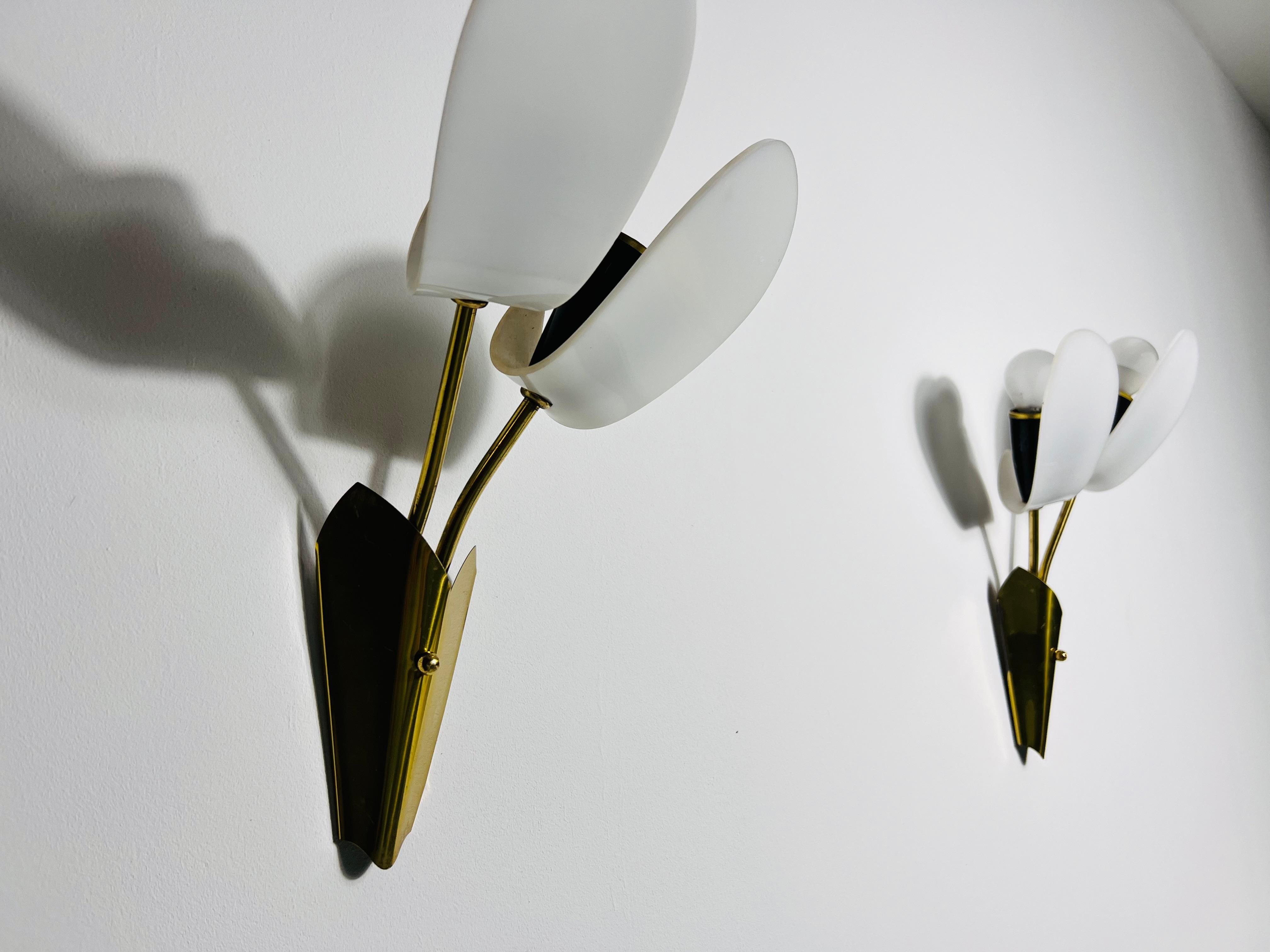Pair of Mid-Century Brass and Plexi Glass Wall Lamps, Italy, 1960s For Sale 1