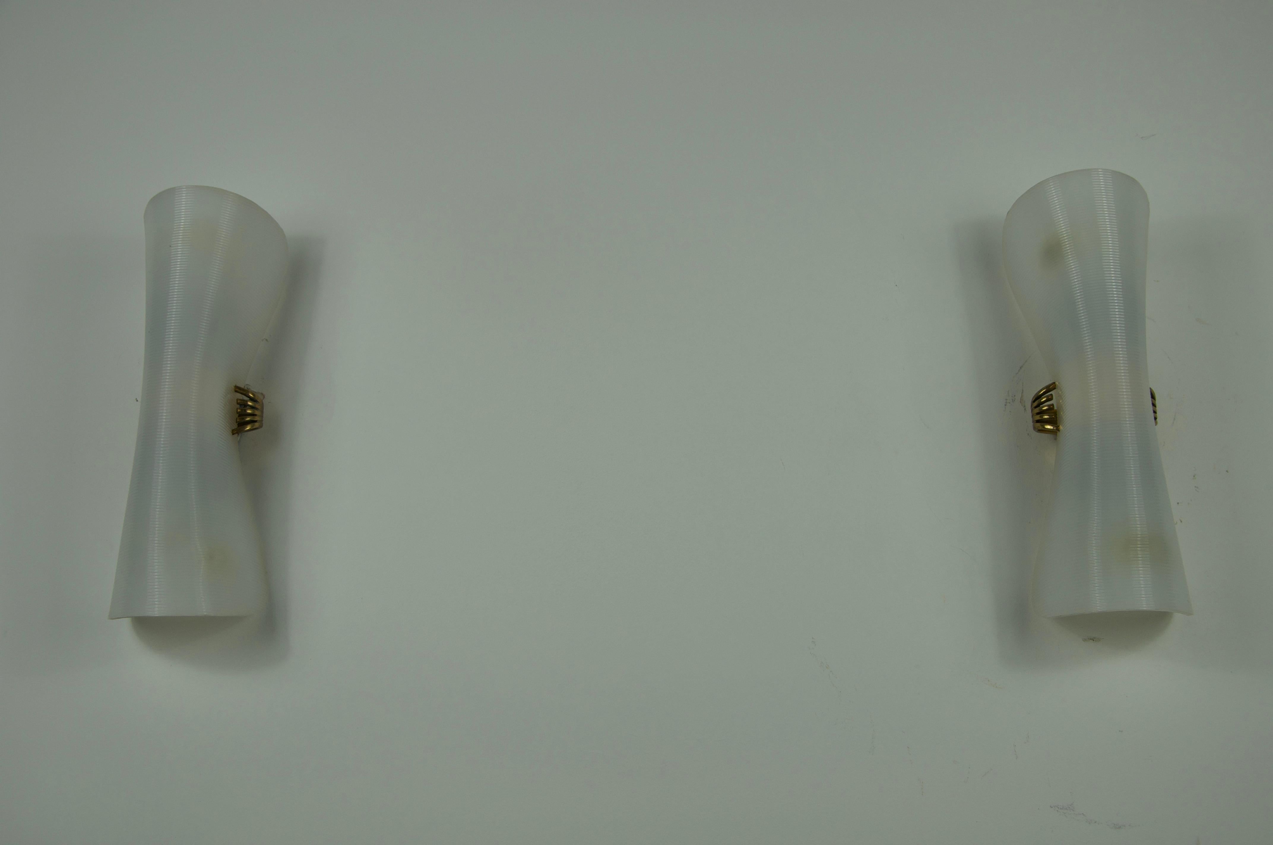 Laiton Paire d'appliques en laiton et verre plexi du milieu du siècle, Italie, années 1960 en vente