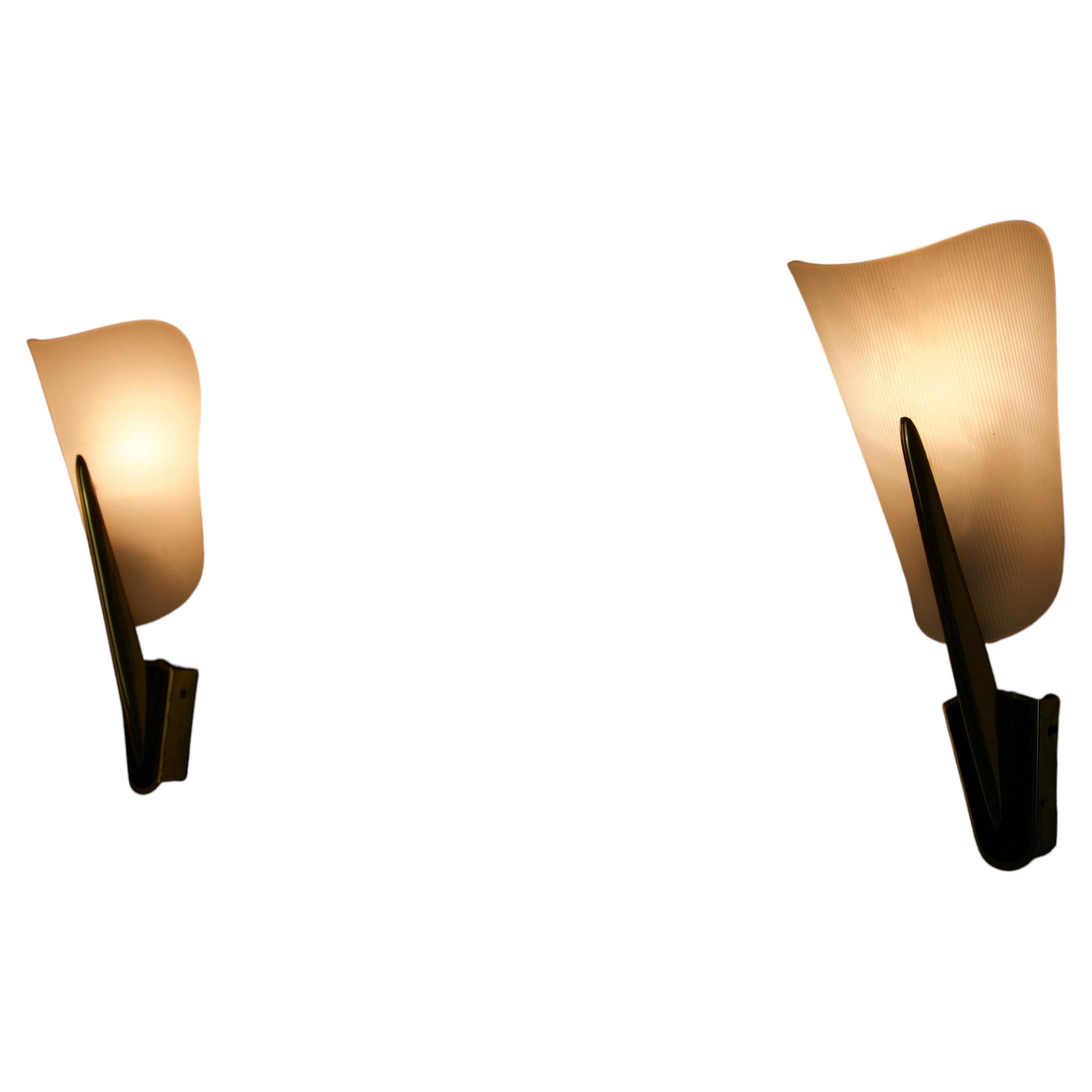 Pareja de apliques de latón y cristal plexi de mediados de siglo, Italia, años 60