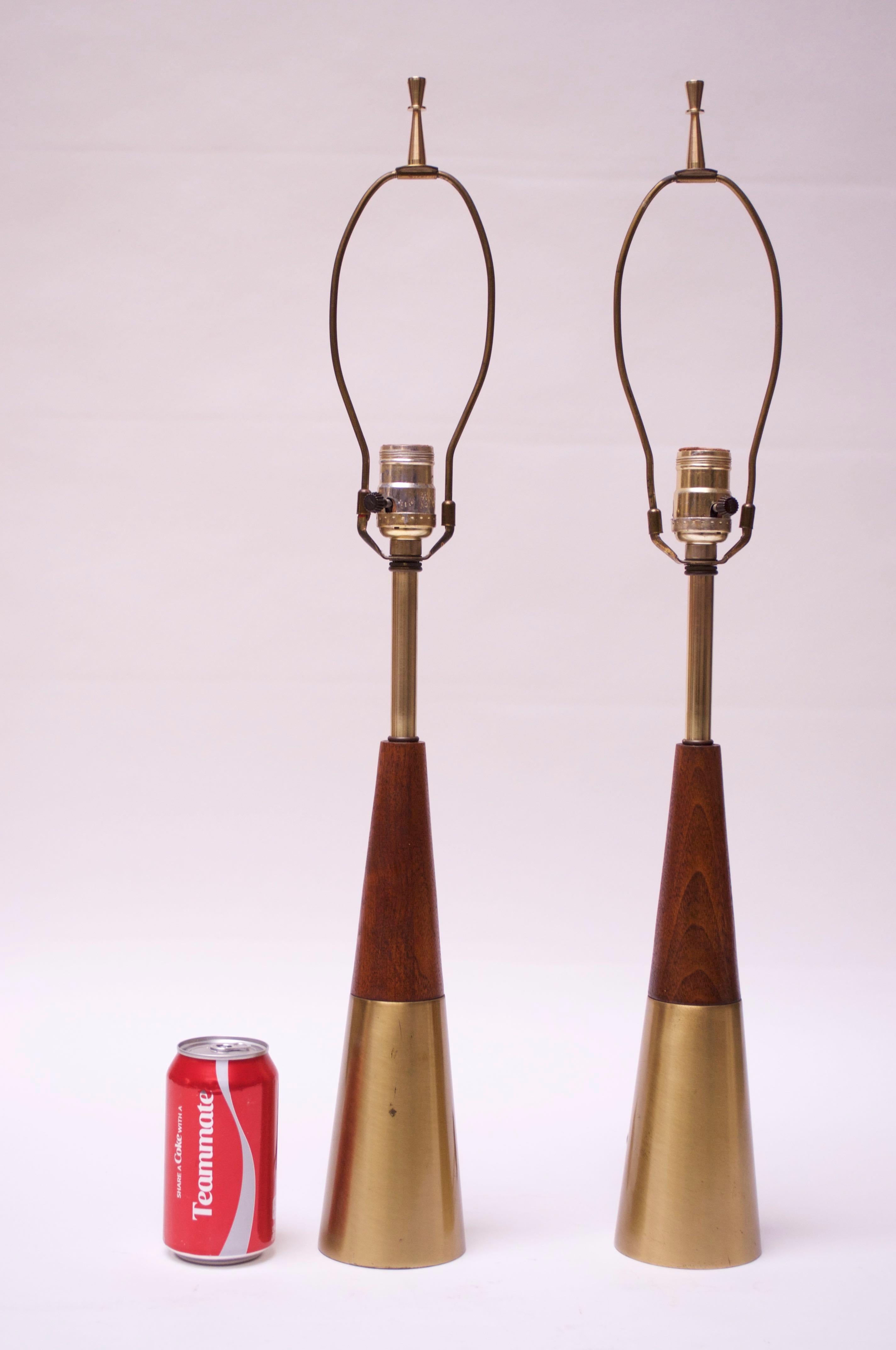 Pair of Midcentury Brass and Walnut Table Lamps by Tony Paul for Westwood In Good Condition In Brooklyn, NY
