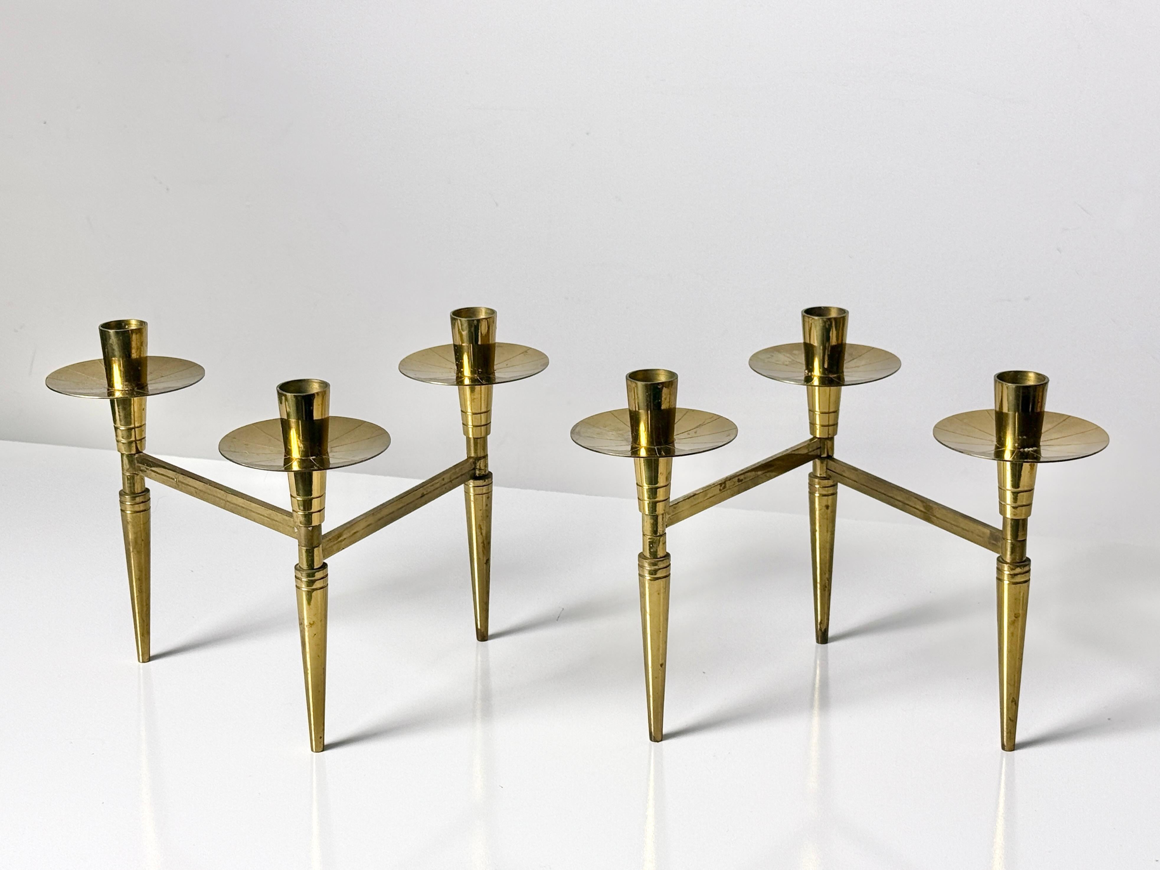 Paire de rares candélabres articulés conçus par Tommi Parzinger pour Dorlyn Silversmiths vers les années 1950

Chaque candélabre se compose de trois chandeliers en laiton massif à charnière, ornés de détails de conception propres à Parzinger. 
La