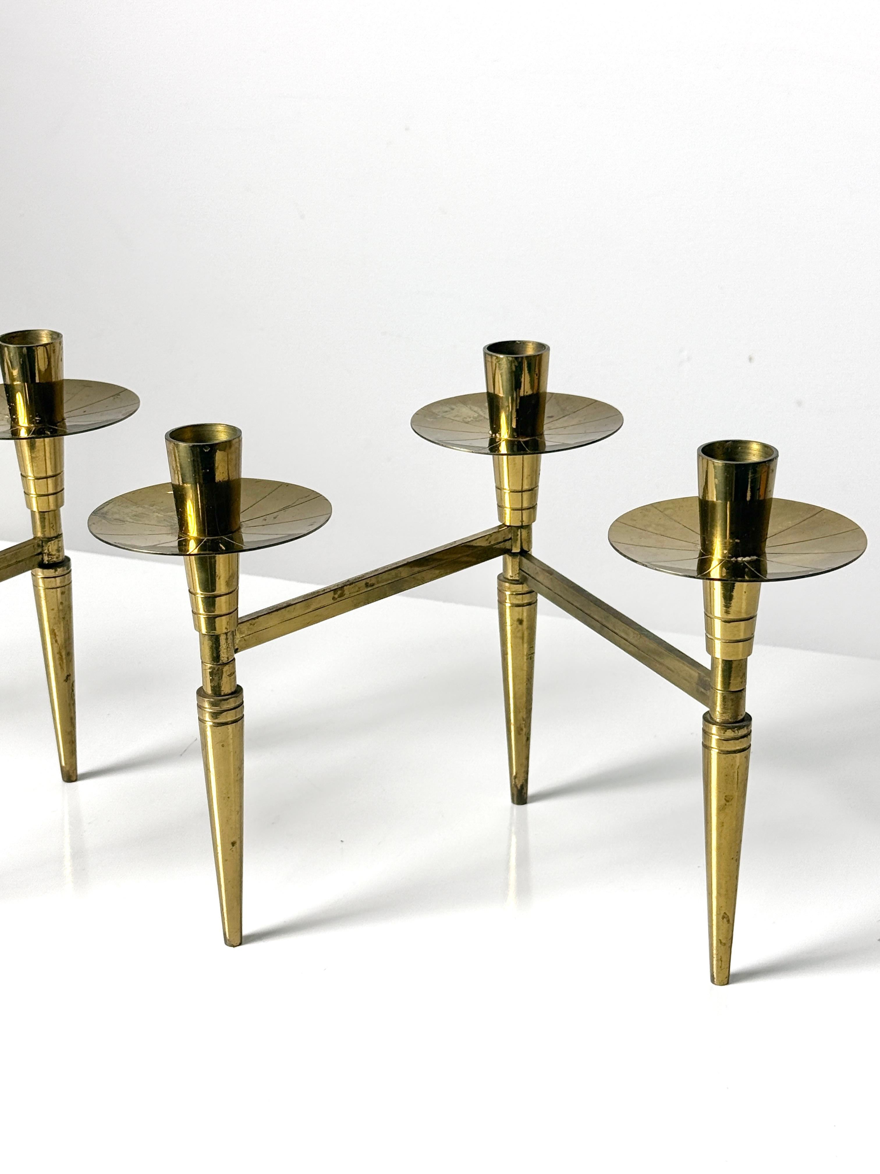 Mid-Century Modern Paire de candélabres articulés en laiton du milieu du siècle dernier par Tommi Parzinger pour Dorlyn en vente