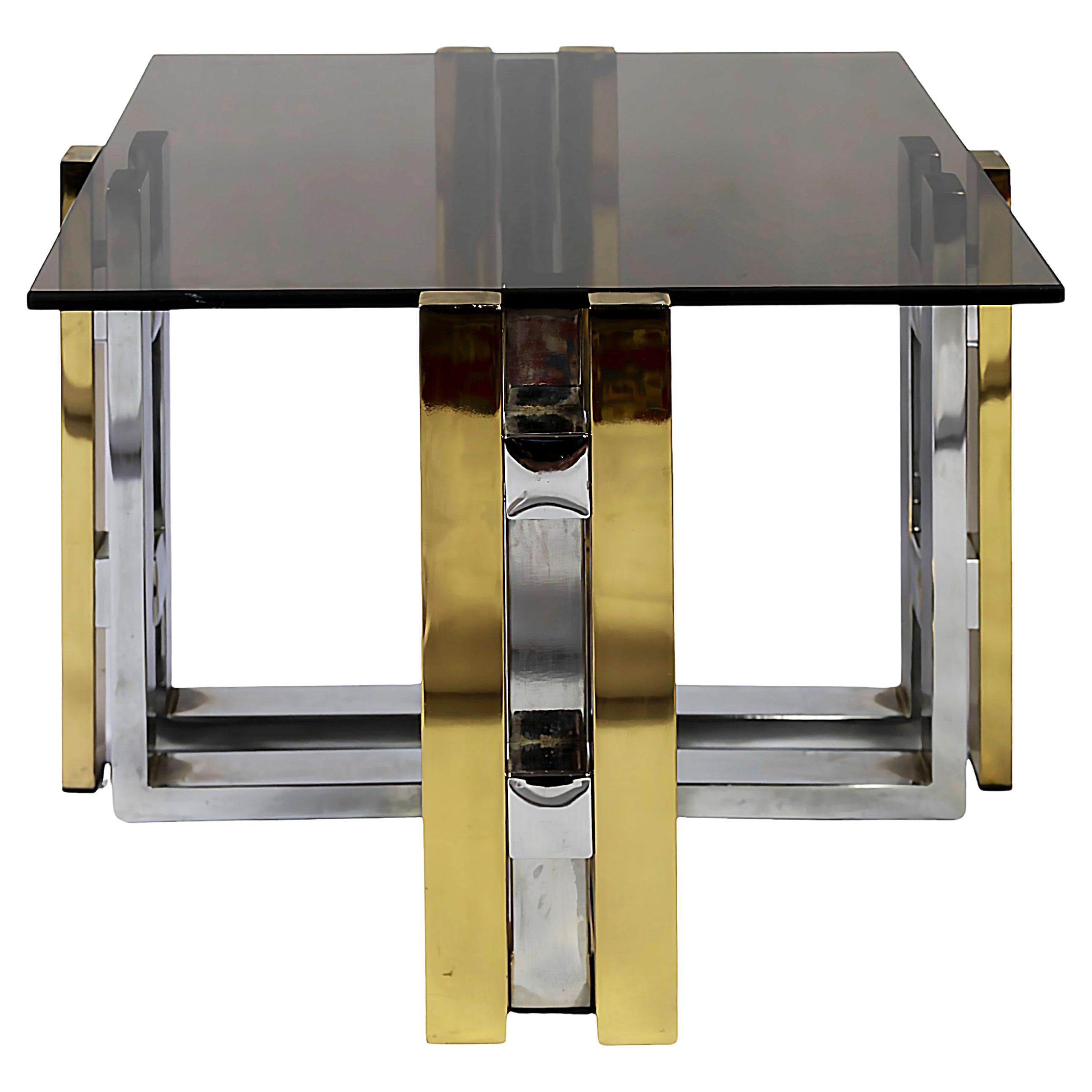 Paire de tables d'appoint italiennes du milieu du siècle en laiton et chrome avec plateaux en verre fumé.
Lourd et solide, très bon état.
