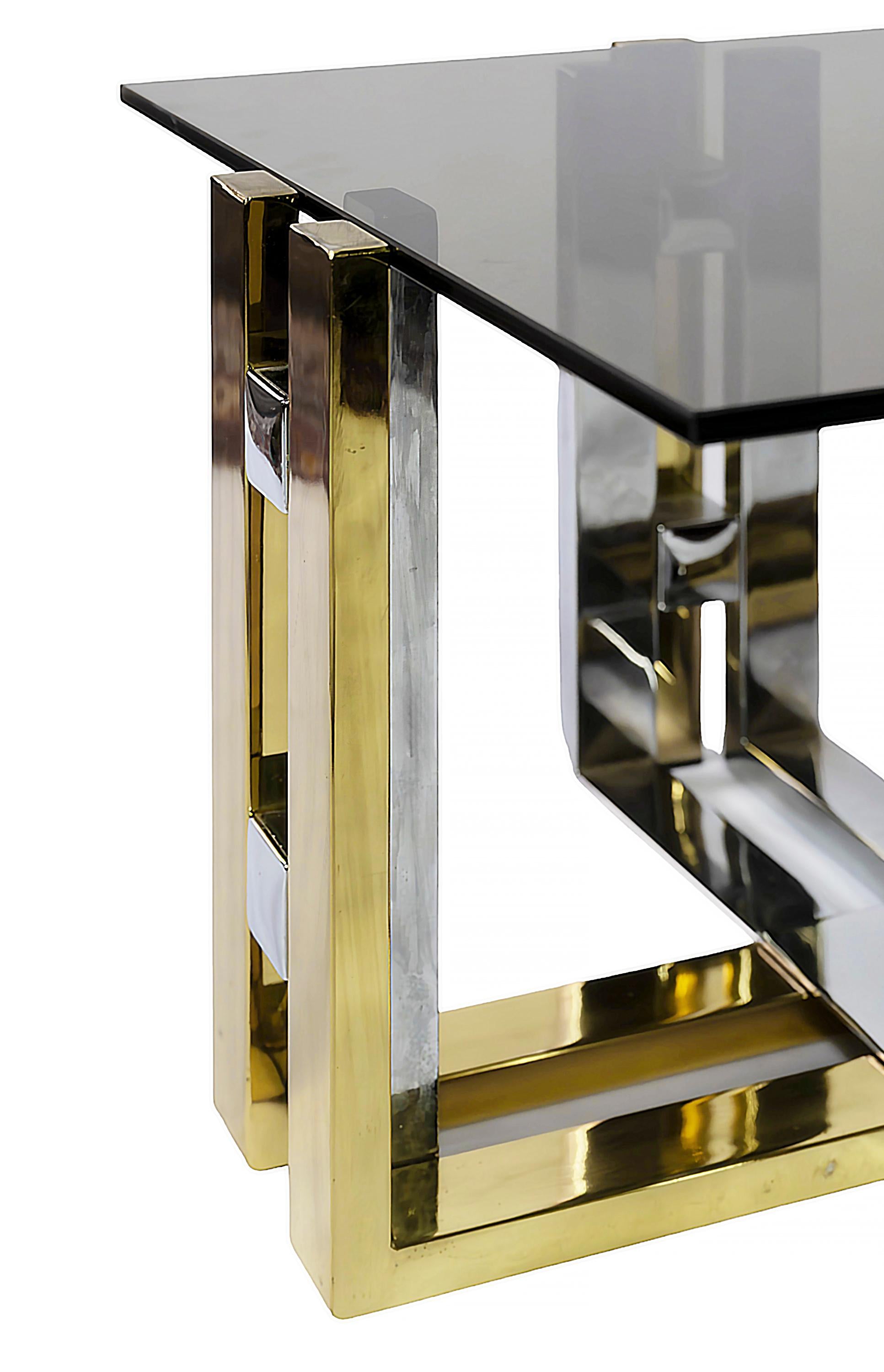 Paire de tables d'appoint du milieu du siècle dernier en laiton, chrome et verre Bon état à Vilnius, LT