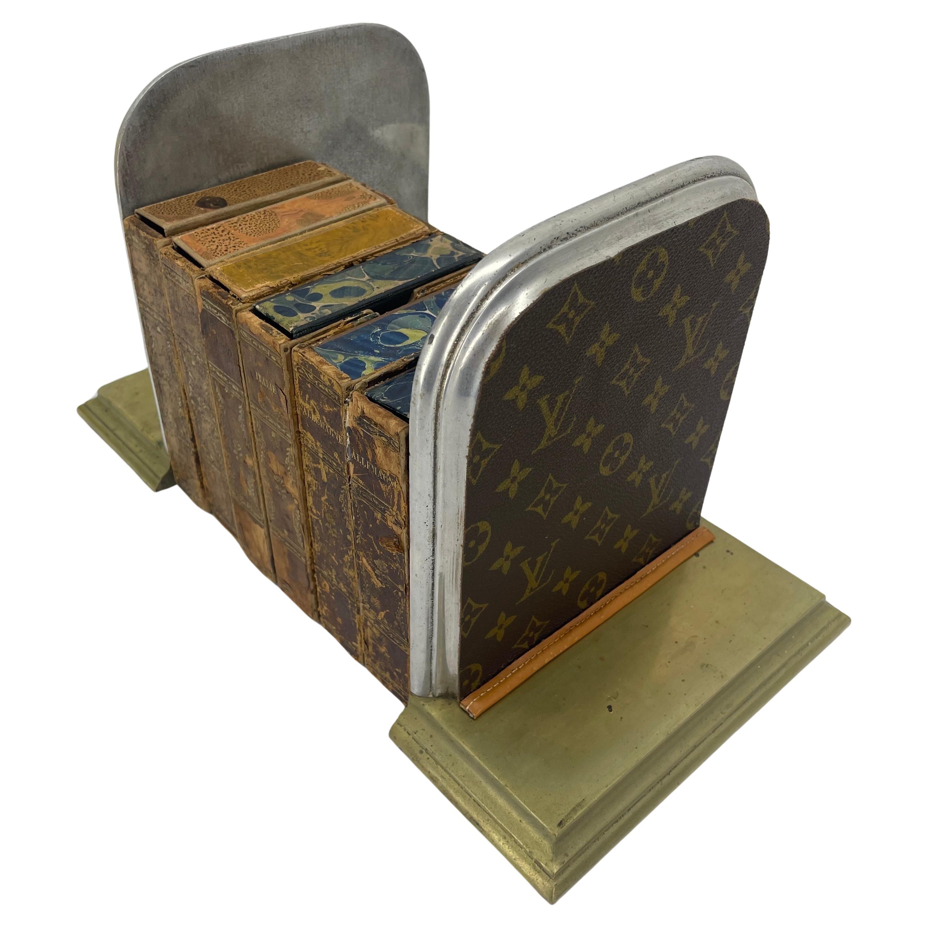 Paar Chrom-Buchstützen aus Messing aus der Mitte des Jahrhunderts mit Louis Vuitton-Monogramm-Stoff im Zustand „Gut“ im Angebot in Haddonfield, NJ