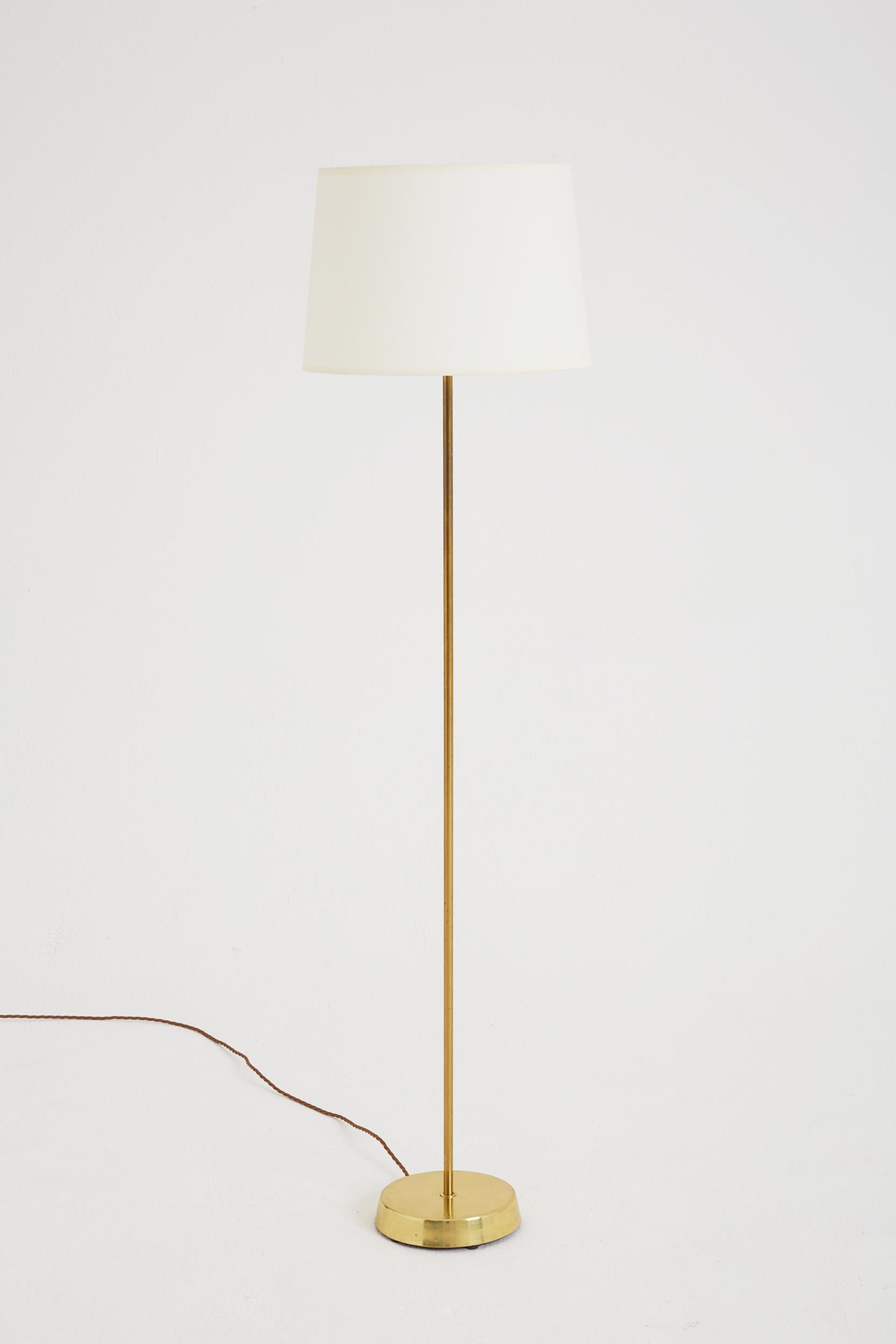 A pair of brass floor lamps.
Sweden, third quarter of the 20th Century.
With the shade: 141 cm high by 41 cm diameter.
Lamp bases only: 120 cm high by 20 cm diameter.