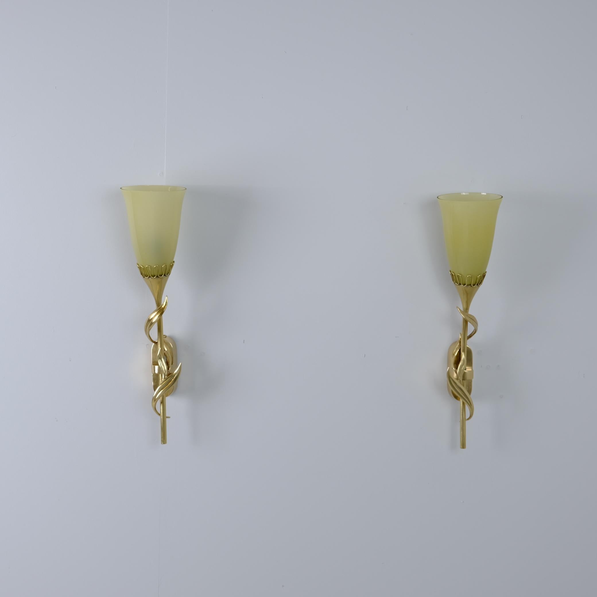 Una rara coppia di lampade da parete del designer finlandese Mauri Almari, modello 71032, in ottone pieno con paralumi in vetro champagne soffiato a bocca. Prodotto da Idman negli anni '50, questo modello esisteva in una versione a due luci e in una