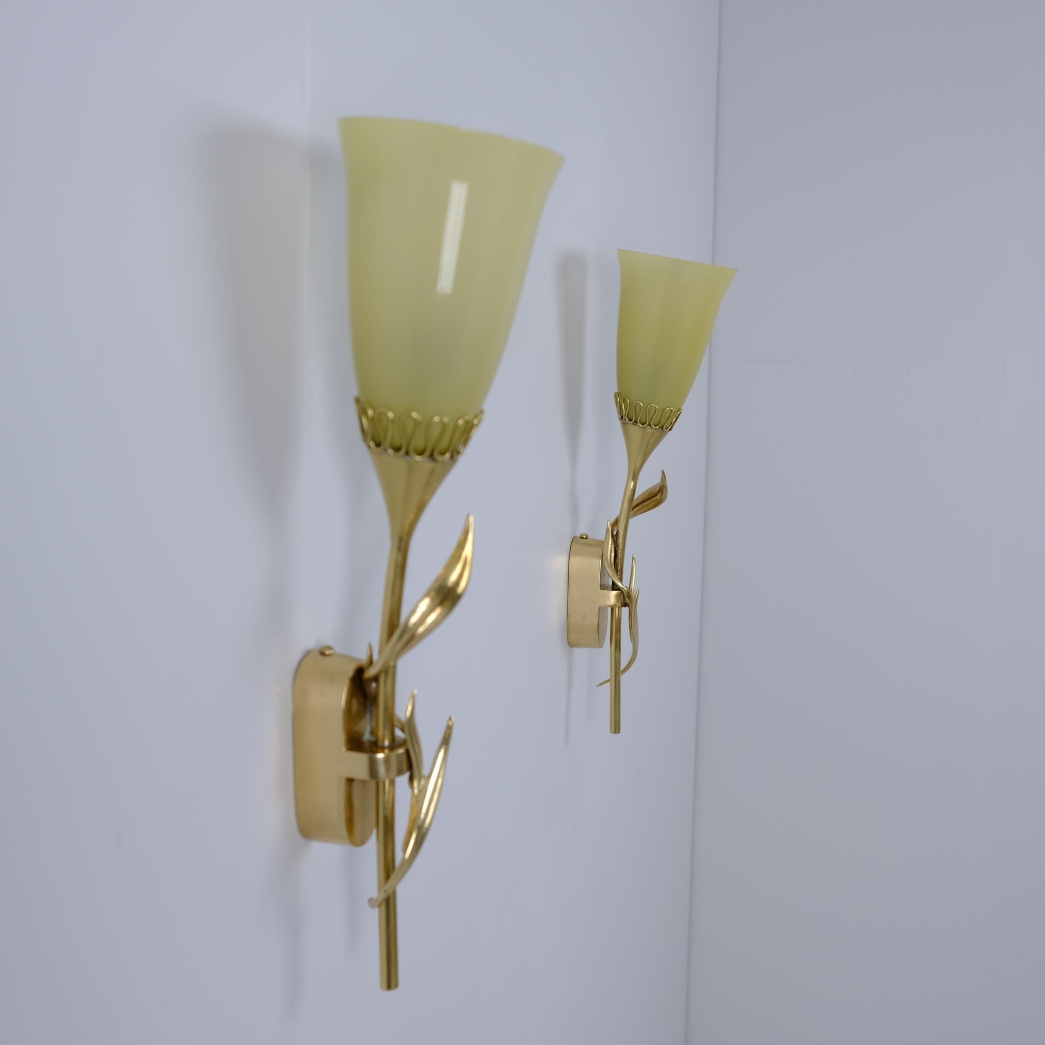Finlandese Coppia di lampade da parete floreali in ottone della metà del secolo 71020, Almari Mauri, Idman 1950 in vendita