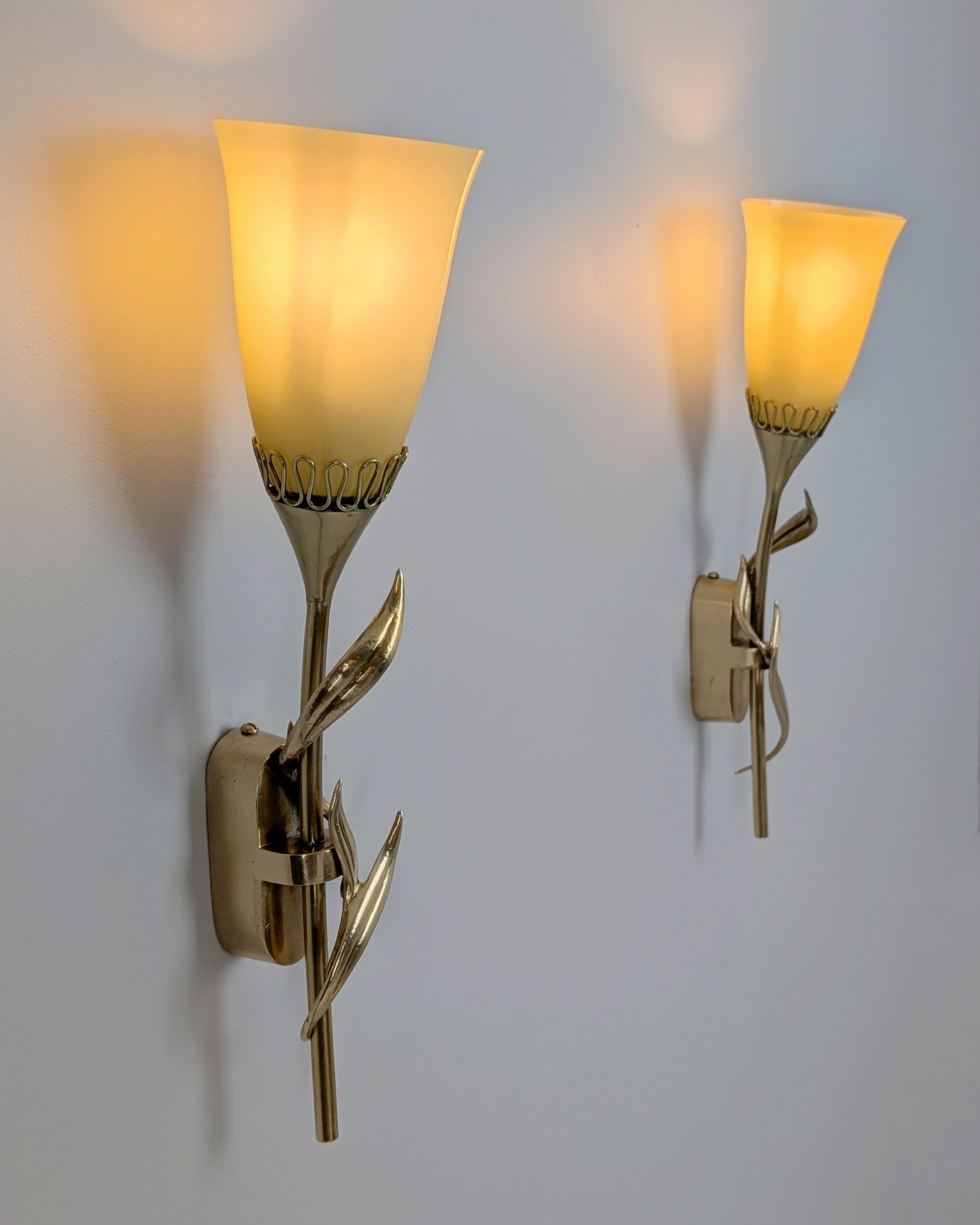 Coppia di lampade da parete floreali in ottone della metà del secolo 71020, Almari Mauri, Idman 1950 In condizioni buone in vendita a Helsinki, FI