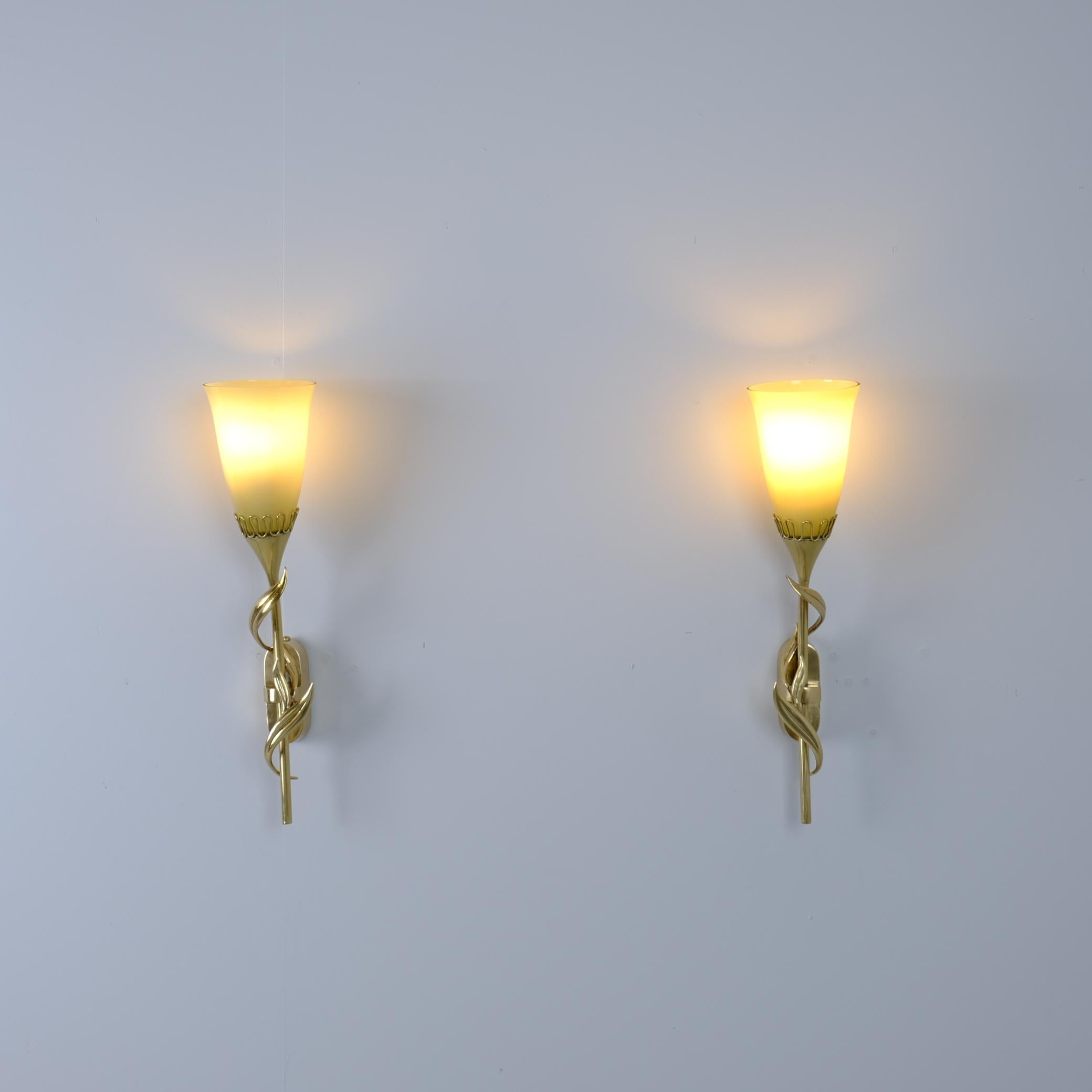 Metà XX secolo Coppia di lampade da parete floreali in ottone della metà del secolo 71020, Almari Mauri, Idman 1950 in vendita