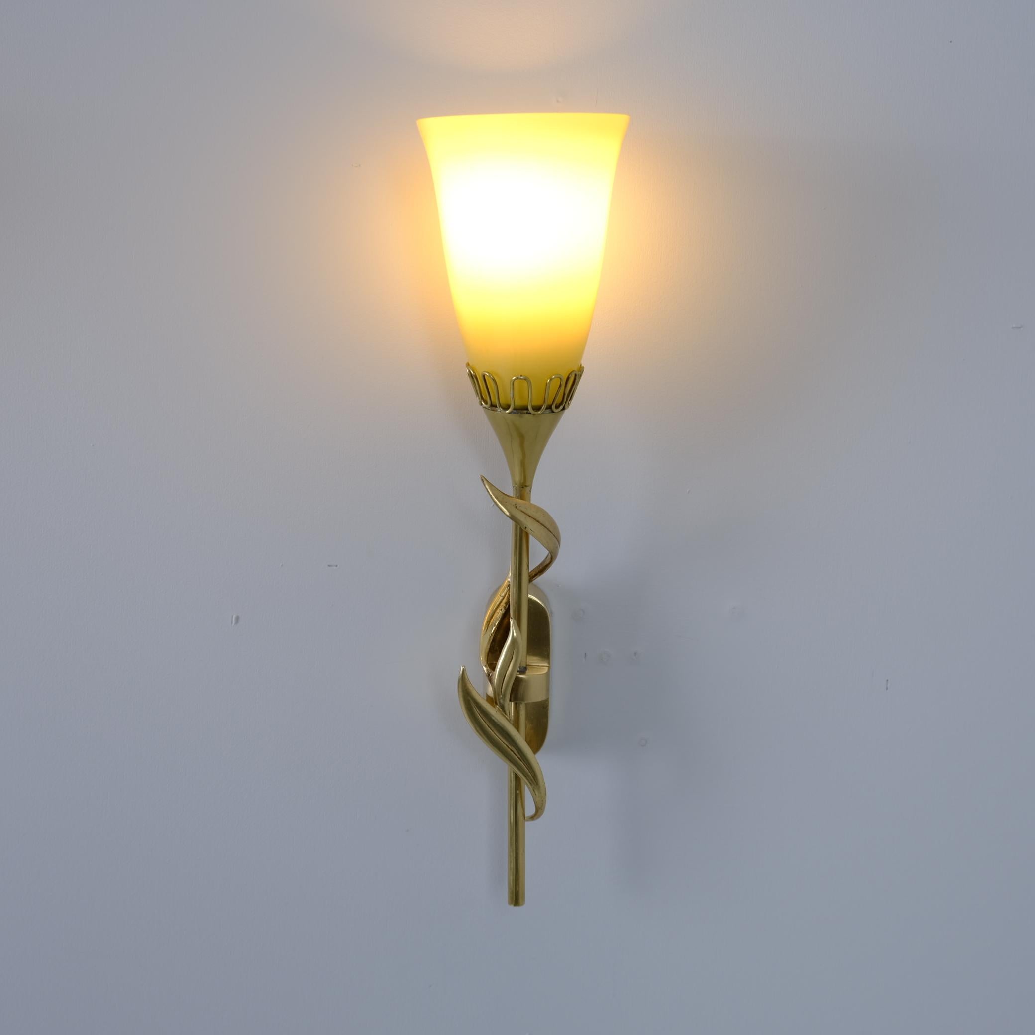 Coppia di lampade da parete floreali in ottone della metà del secolo 71020, Almari Mauri, Idman 1950 in vendita 1