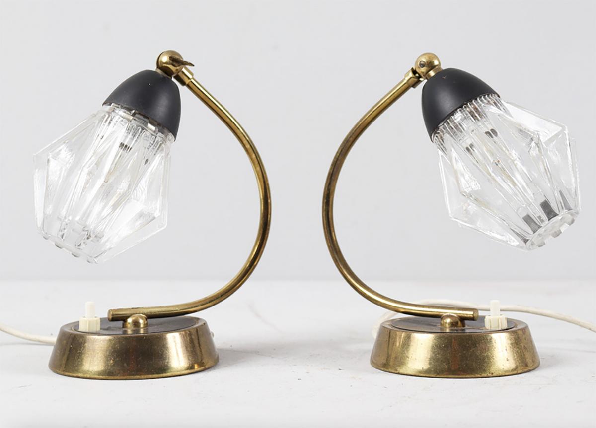 Pareja de lámparas de mesilla de noche de latón y cristal de mediados de siglo, Alemania, años 60 Alemán en venta