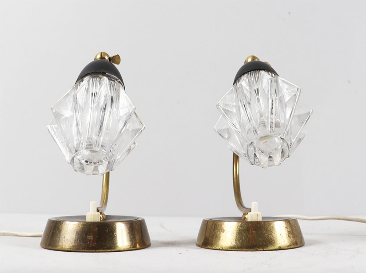 Pareja de lámparas de mesilla de noche de latón y cristal de mediados de siglo, Alemania, años 60 siglo XX en venta