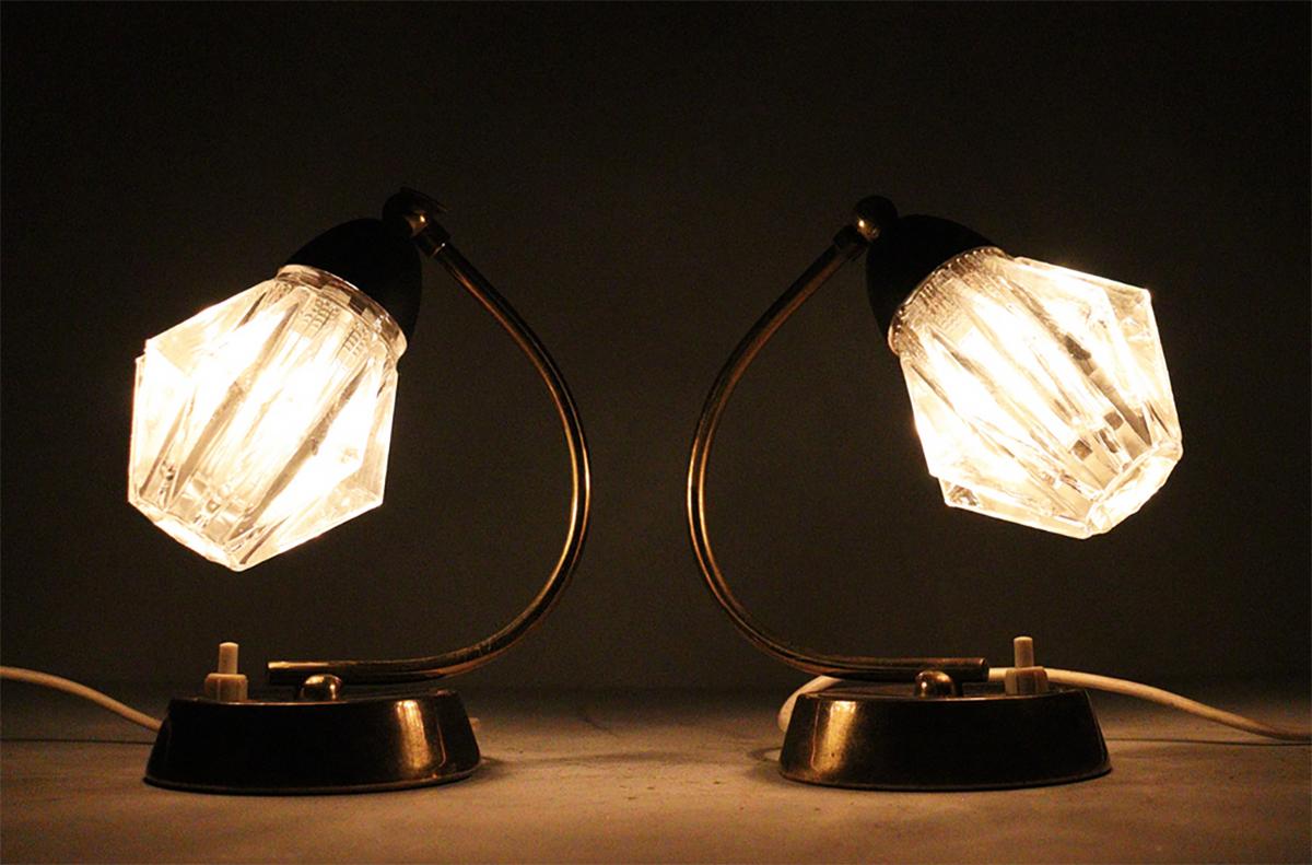 Pareja de lámparas de mesilla de noche de latón y cristal de mediados de siglo, Alemania, años 60 en venta 2