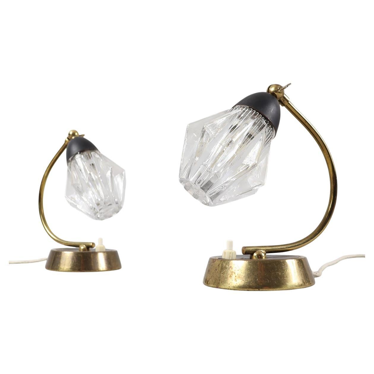 Pareja de lámparas de mesilla de noche de latón y cristal de mediados de siglo, Alemania, años 60 en venta