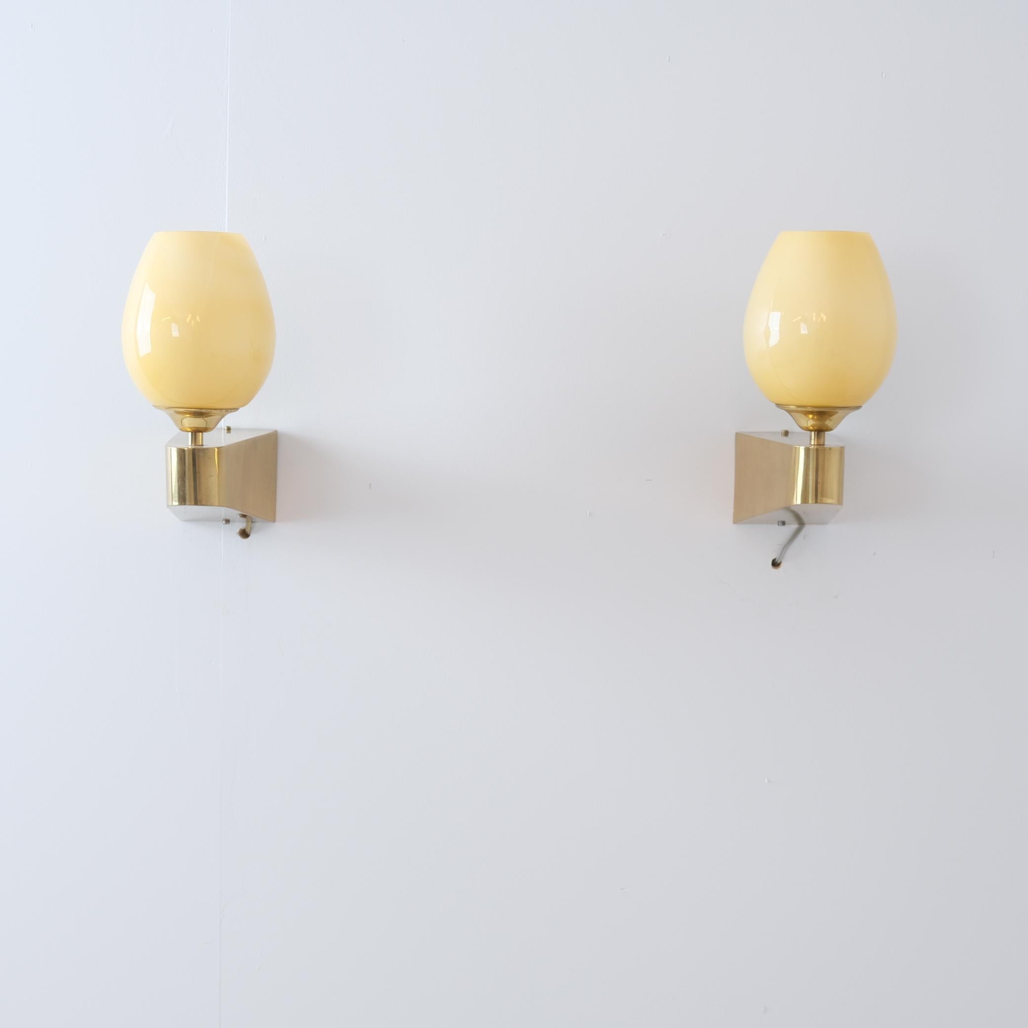 Pair of Mid-Century Brass & Glass Wall Lamps Model EY 49, Itsu 1950s For Sale 5