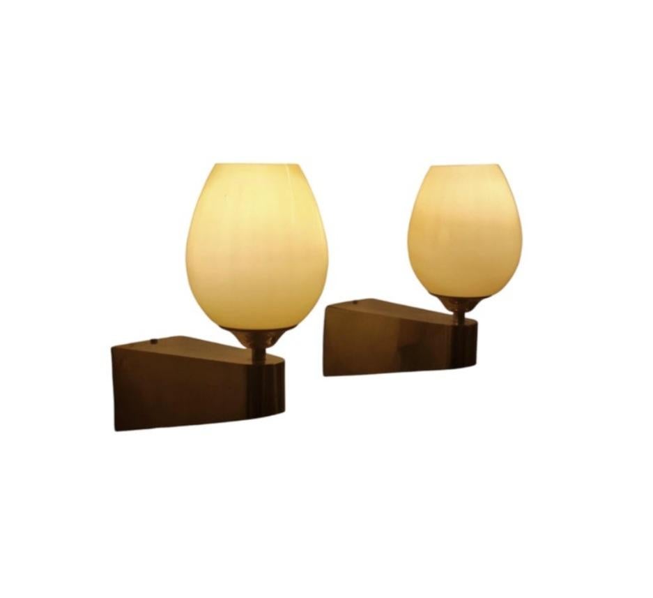 Mid-Century moderno Coppia di lampade da parete in ottone e vetro della metà del secolo scorso Model No. 49, Itsu 1950 in vendita