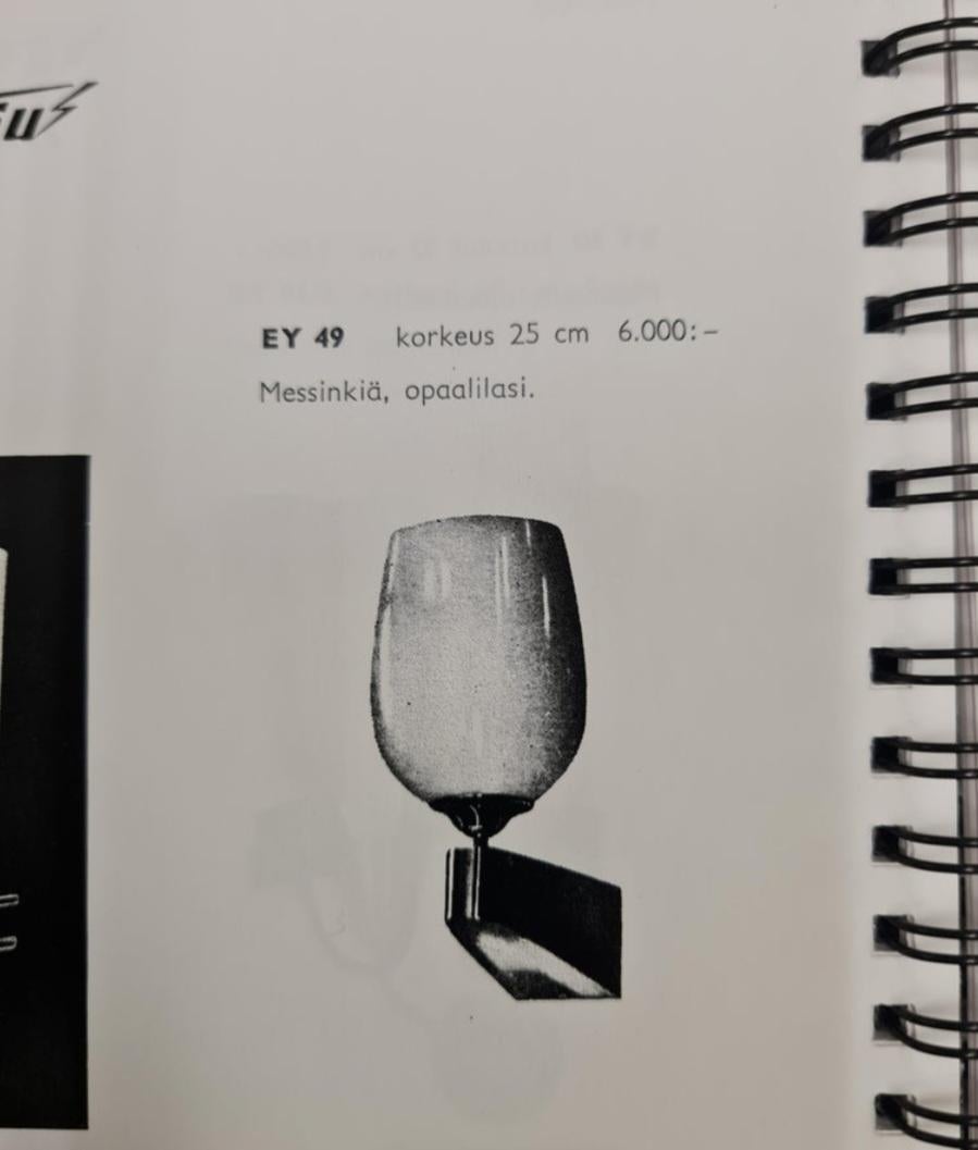 Finlandese Coppia di lampade da parete in ottone e vetro della metà del secolo scorso Model No. 49, Itsu 1950 in vendita