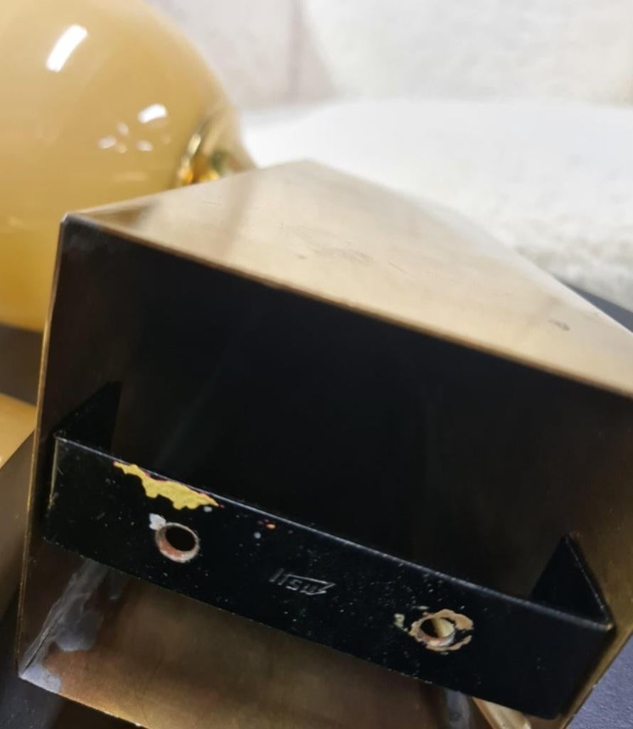 Coppia di lampade da parete in ottone e vetro della metà del secolo scorso Model No. 49, Itsu 1950 In condizioni buone in vendita a Helsinki, FI