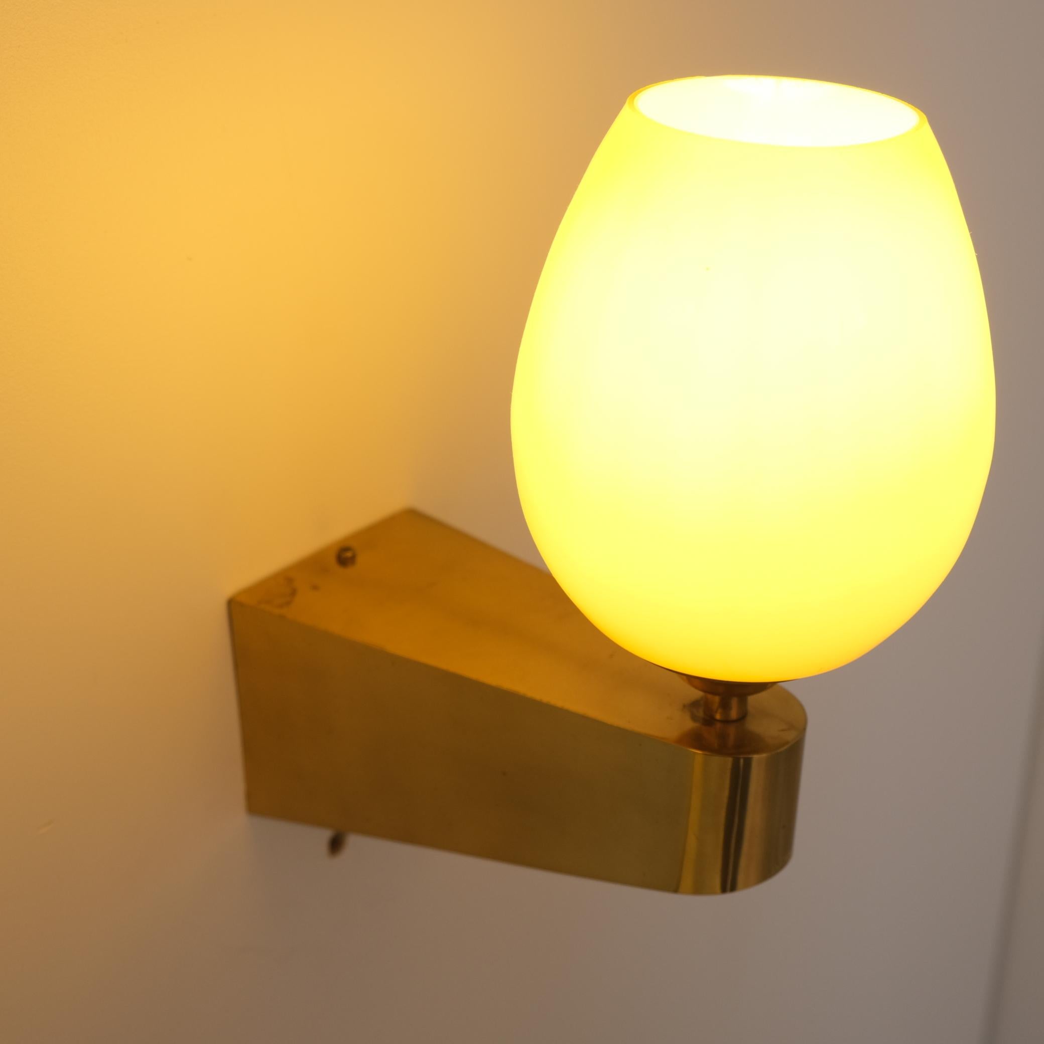 Pair of Mid-Century Brass & Glass Wall Lamps Model EY 49, Itsu 1950s In Good Condition For Sale In Helsinki, FI