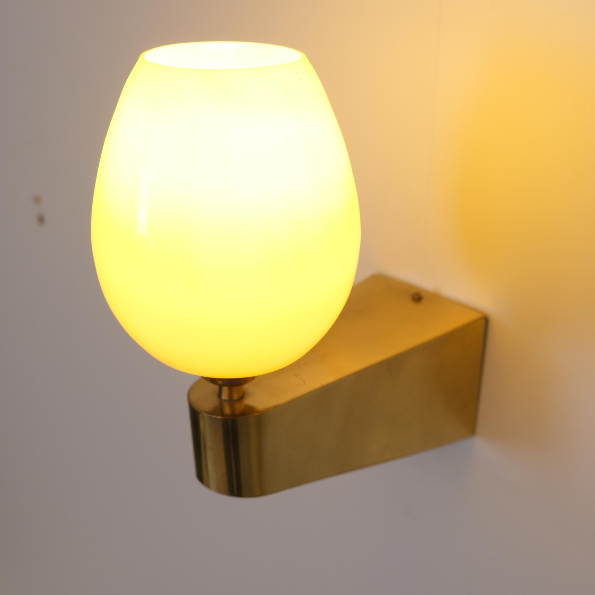 Mid-20th Century Pair of Mid-Century Brass & Glass Wall Lamps Model EY 49, Itsu 1950s For Sale