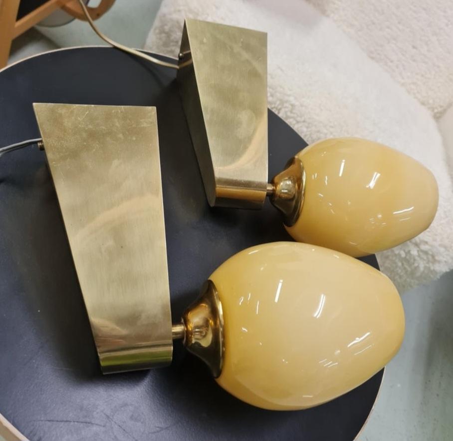 Ottone Coppia di lampade da parete in ottone e vetro della metà del secolo scorso Model No. 49, Itsu 1950 in vendita