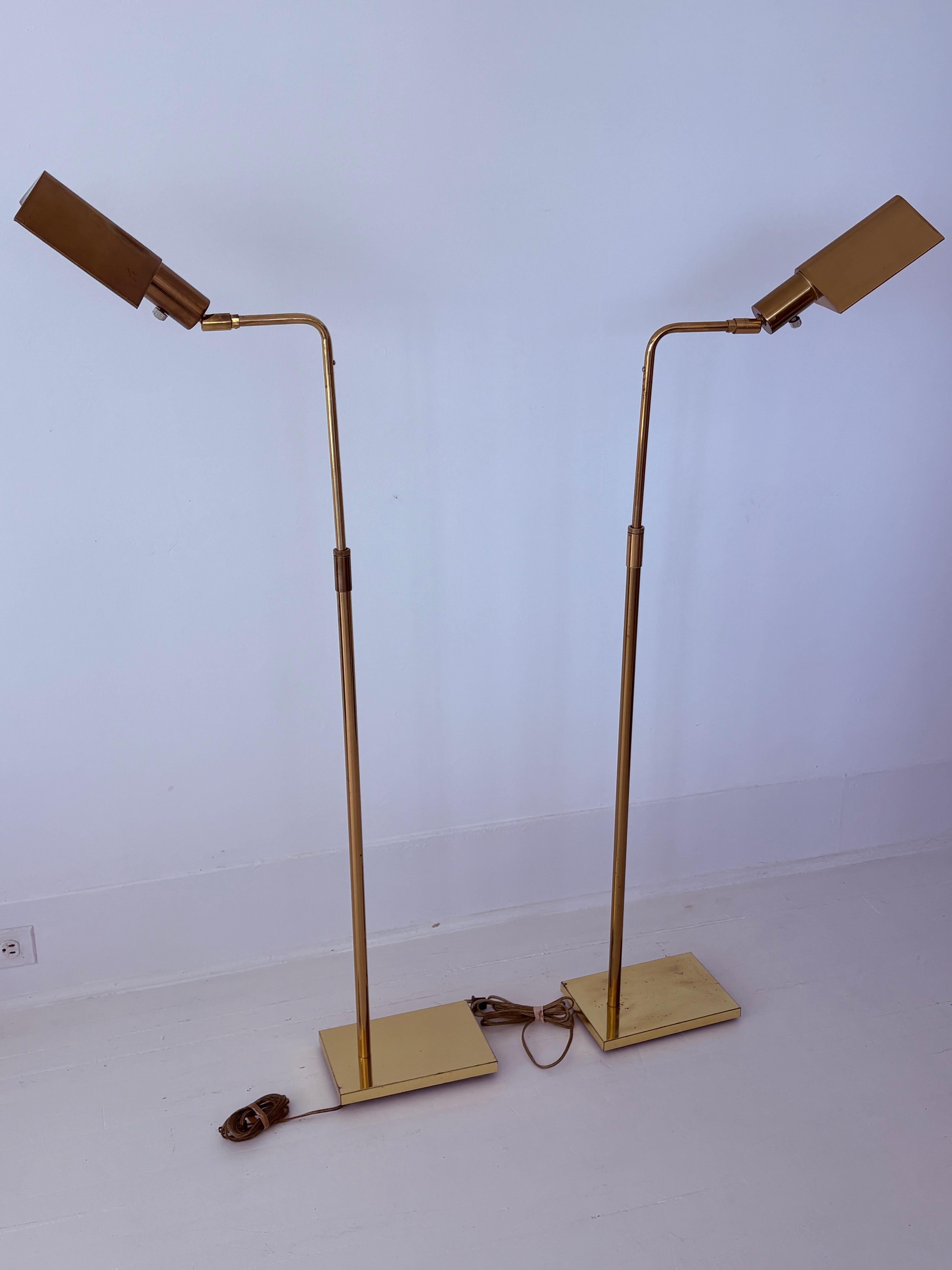 Coppia di lampade da terra Koch & Lowy in ottone della metà del secolo scorso in vendita 3