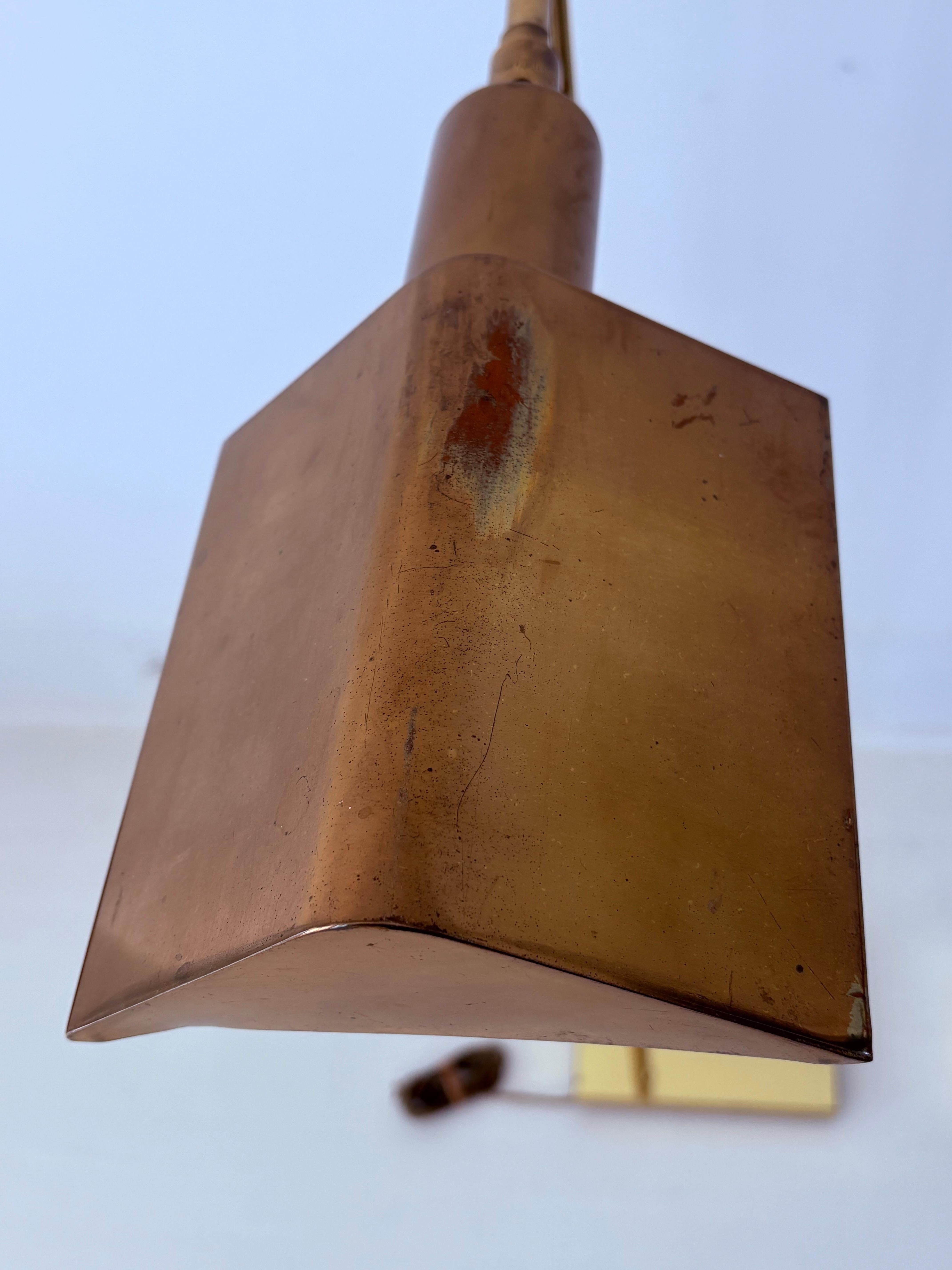 Coppia di lampade da terra Koch & Lowy in ottone della metà del secolo scorso in vendita 4
