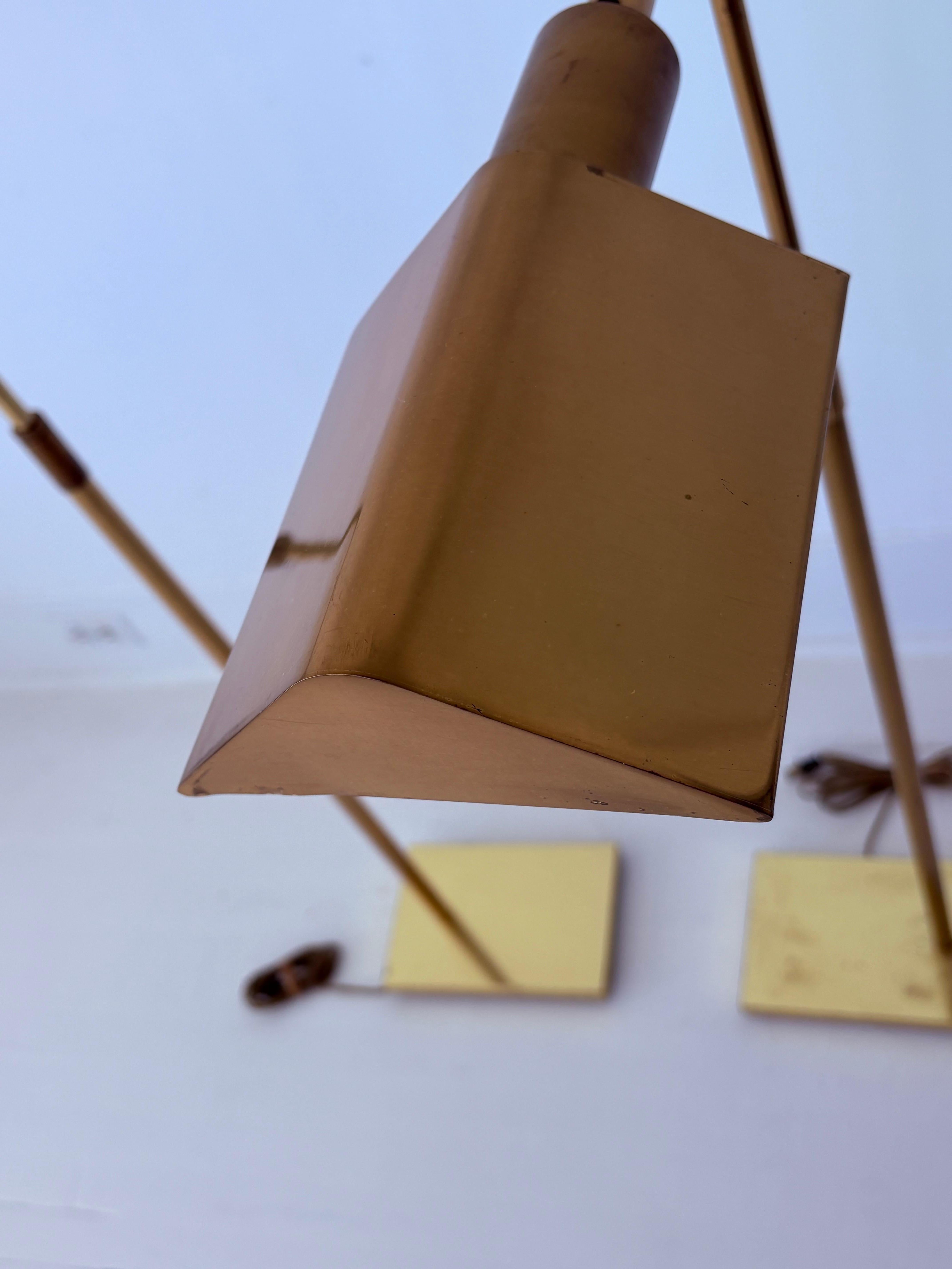 Coppia di lampade da terra Koch & Lowy in ottone della metà del secolo scorso in vendita 5