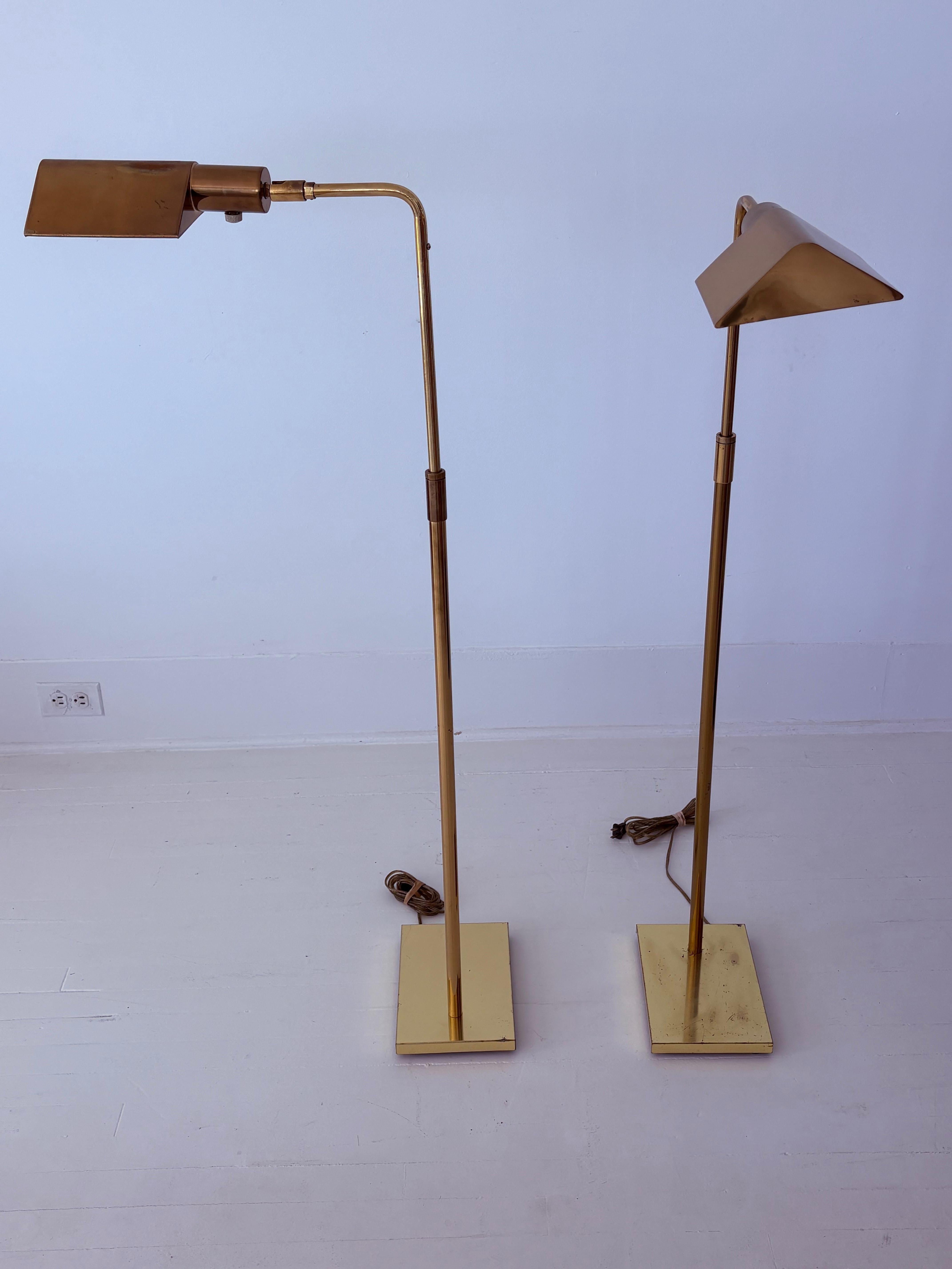 Coppia di lampade da terra Koch & Lowy in ottone della metà del secolo scorso in vendita 6