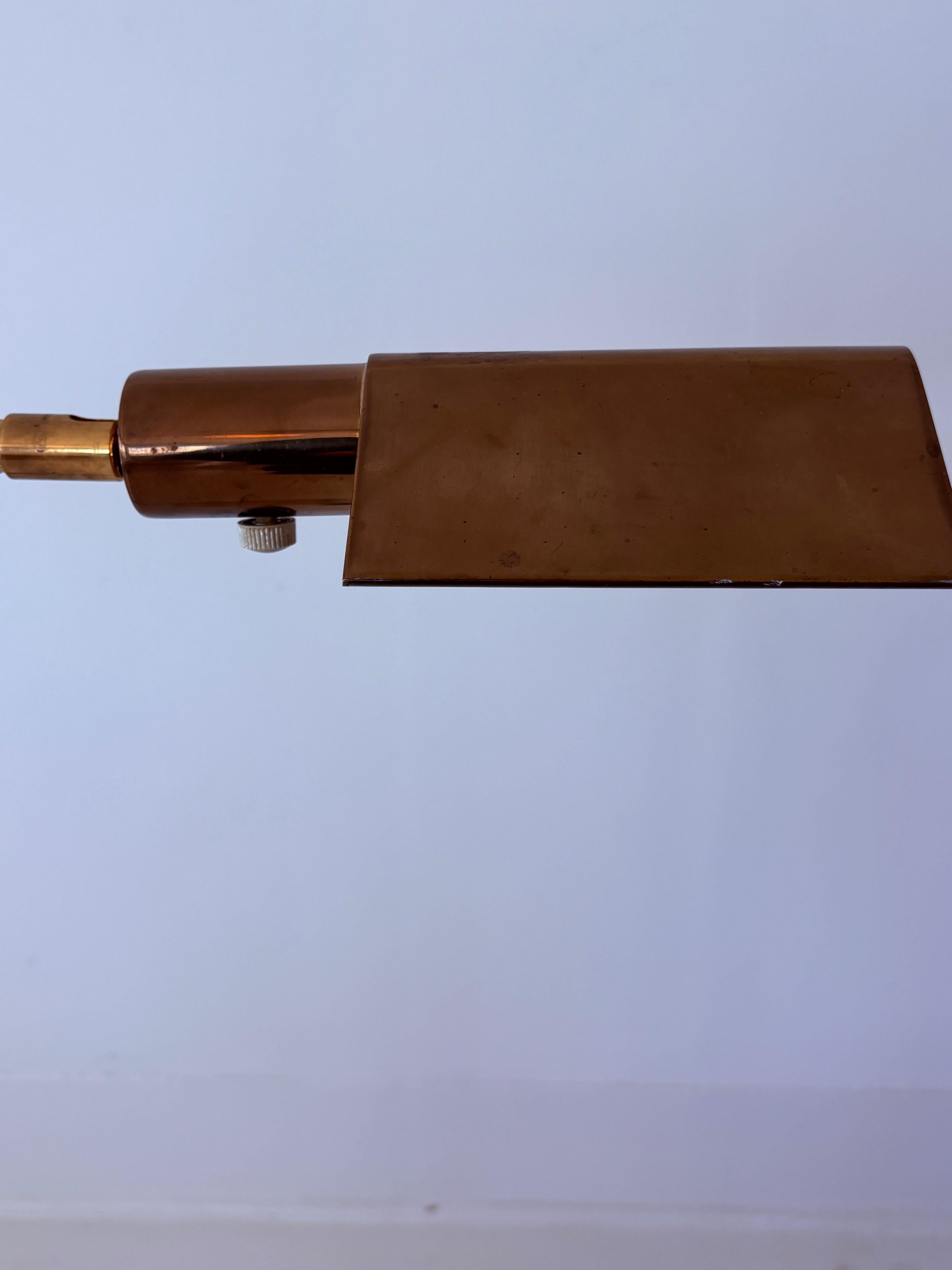 Coppia di lampade da terra Koch & Lowy in ottone della metà del secolo scorso in vendita 7