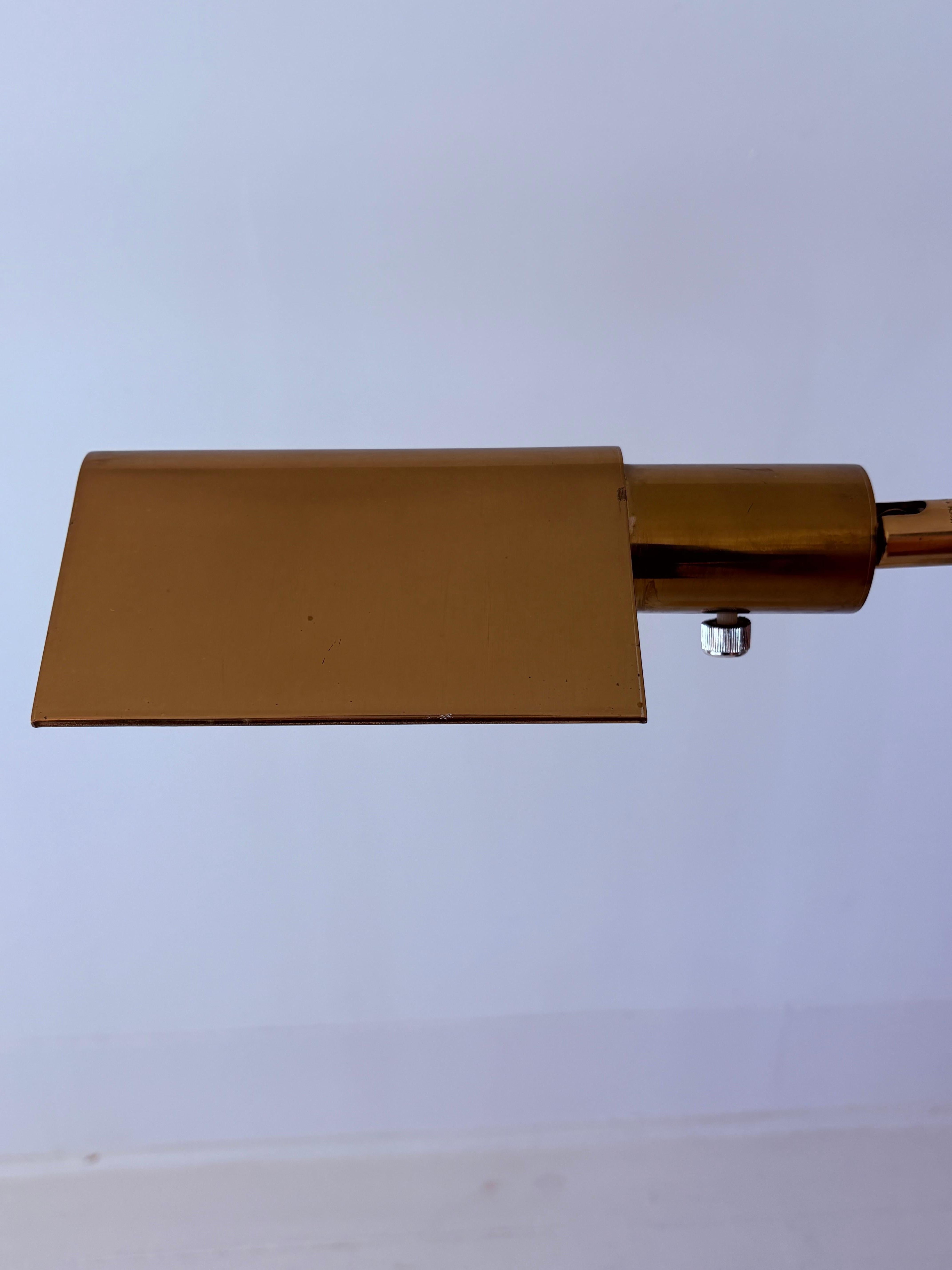 Coppia di lampade da terra Koch & Lowy in ottone della metà del secolo scorso in vendita 8